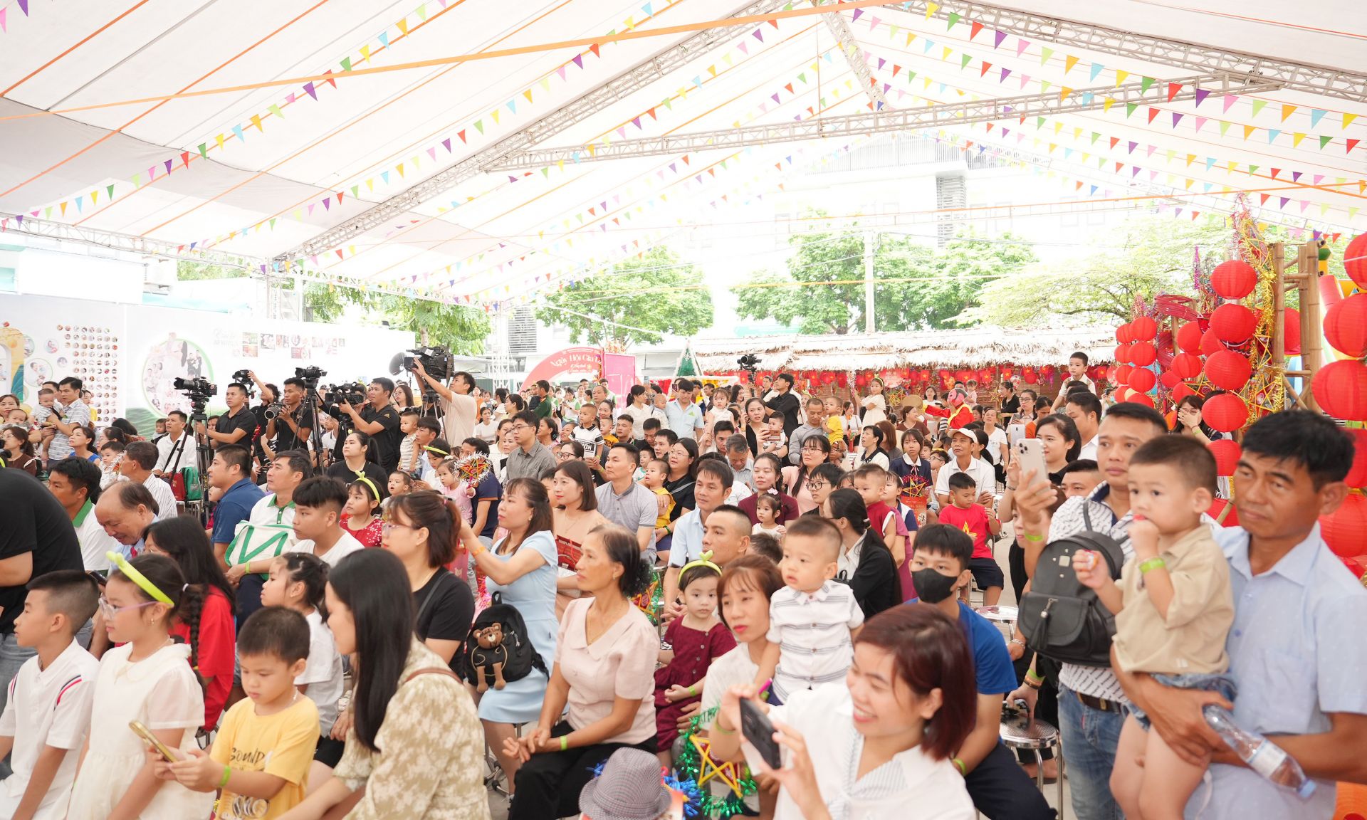  Ngày hội có sự tham dự của gần 200 gia đình đã thành công sinh ra những em bé khỏe mạnh nhờ công nghệ IVF (thụ tinh trong ống nghiệm).