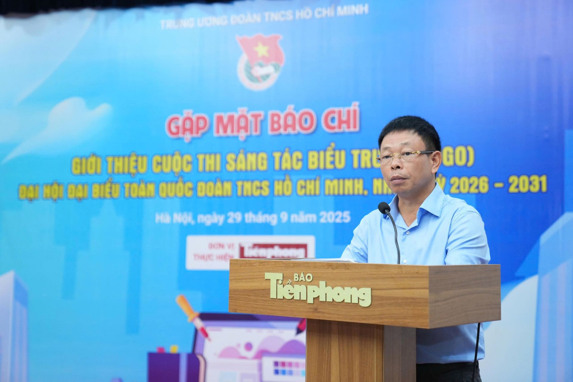 Tổng Biên tập báo Tiền Phong Phùng Công Sưởng phát biểu tại họp báo.