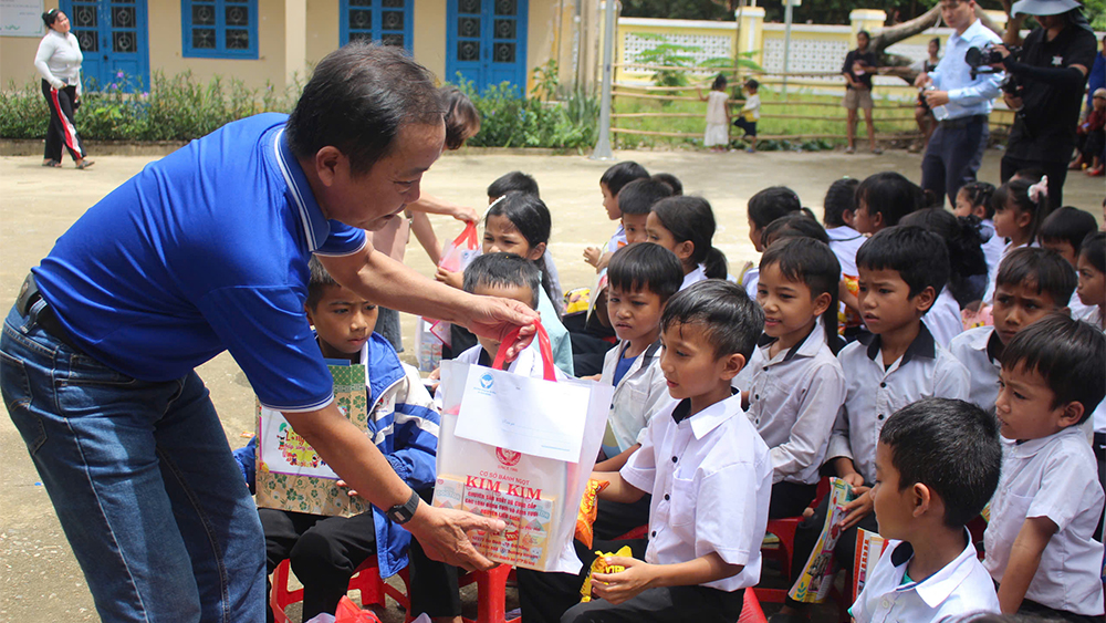 Trao quà cho học sinh xã Phước Chánh, TP. Đà Nẵng.