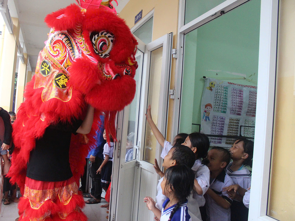 Học sinh vùng cao háo hức với màn đón lân tại lớp học