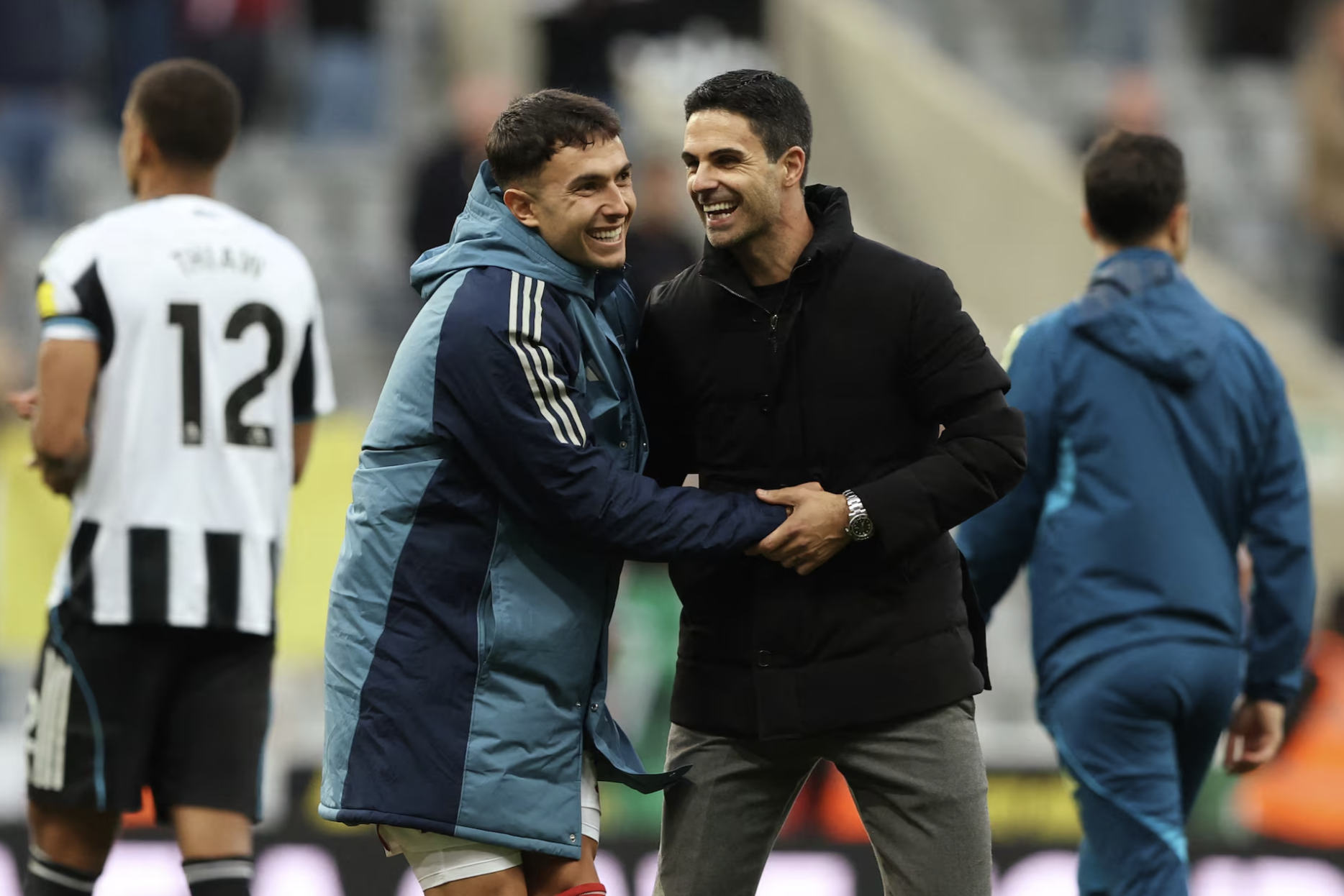 HLV Mikel Arteta ăn mừng cùng học trò sau trận Arsenal thắng Newcastle 2-1 tại vòng 6 Ngoại hạng Anh.