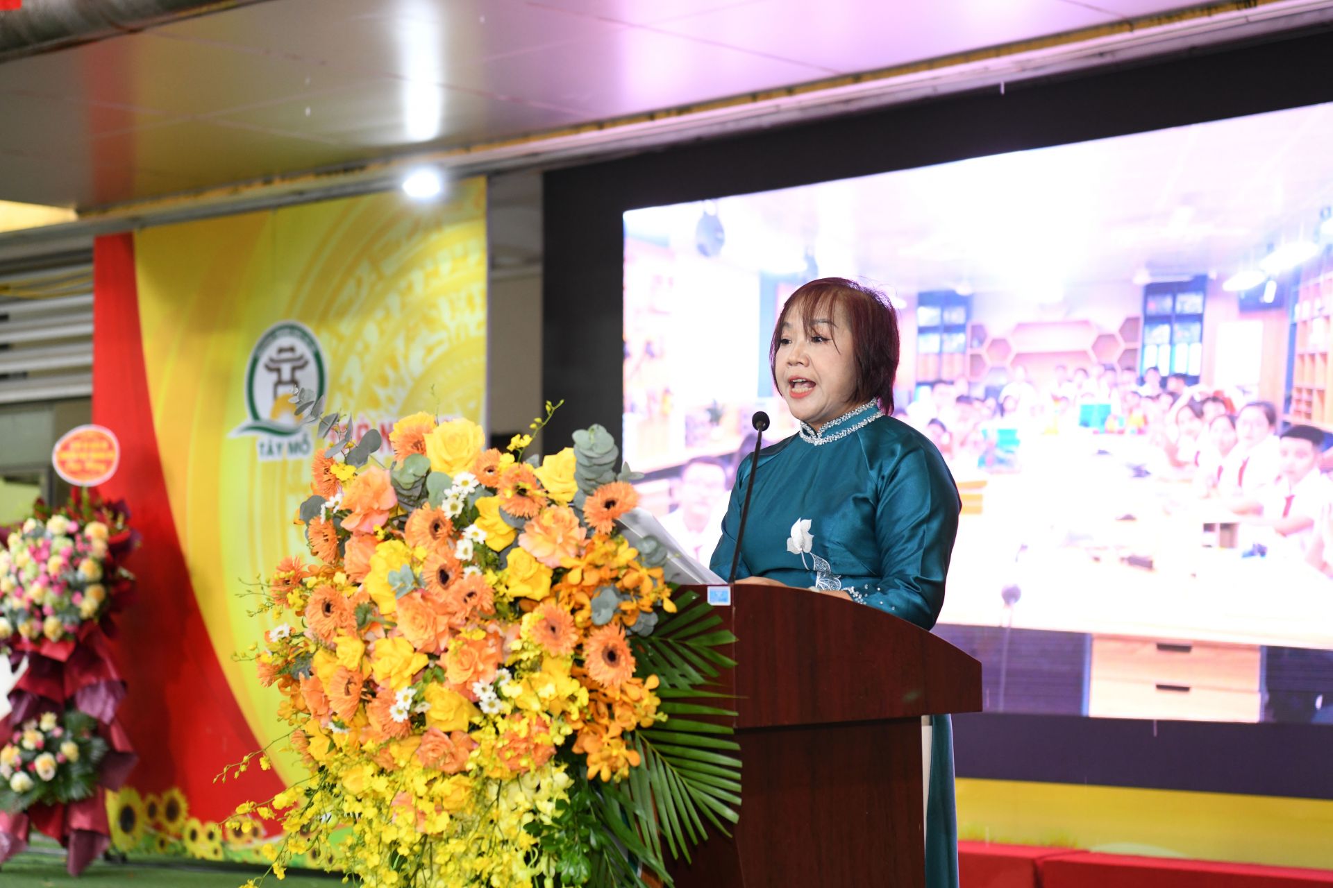 Nhà giáo Đoàn Thị Thanh Hương - Hiệu trưởng Trường THCS Tây Mỗ phát biểu tại buổi lễ.