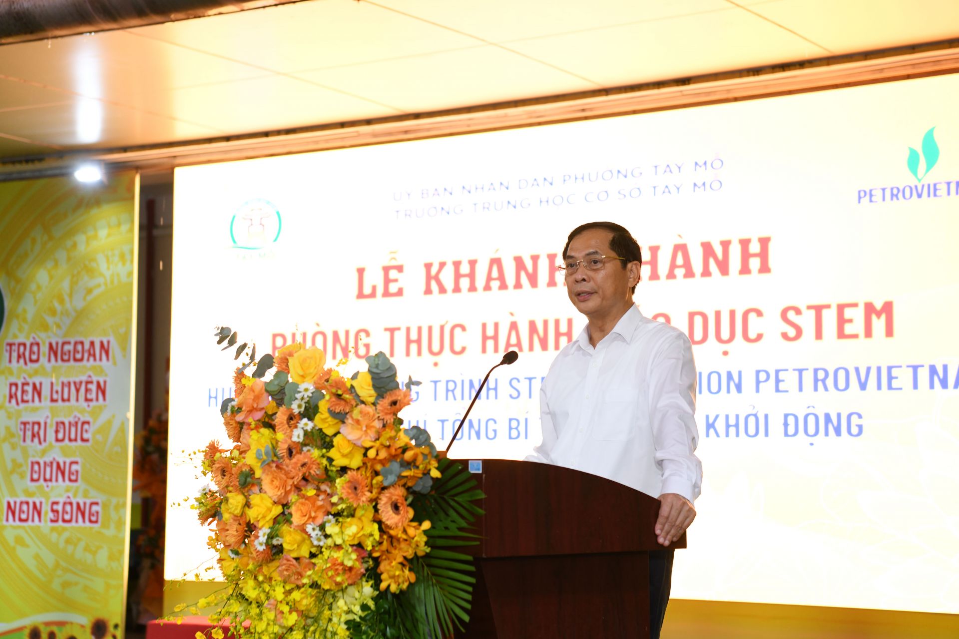 Phó Thủ tướng Bùi Thanh Sơn chúc mừng những kết quả các nhà trường đạt được trong thời gian qua. 
