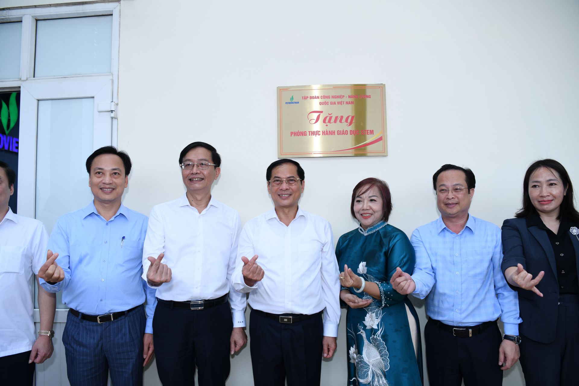 Phó Thủ tướng Bùi Thanh Sơn và đoàn công tác trao Phòng thực hành Giáo dục STEM tại Trường THCS Tây Mỗ.