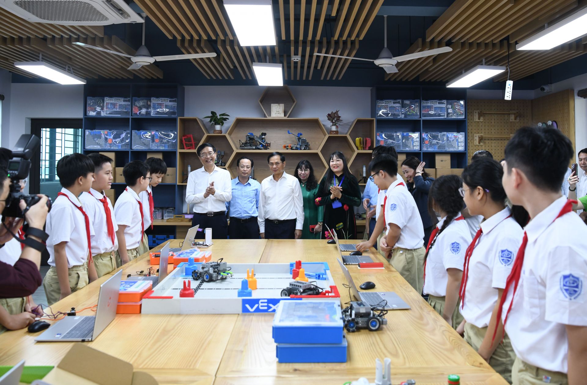 Phó Thủ tướng cùng đoàn công tác tham quan phòng học STEM của cô và trò Trường THCS Tây Mỗ 3.