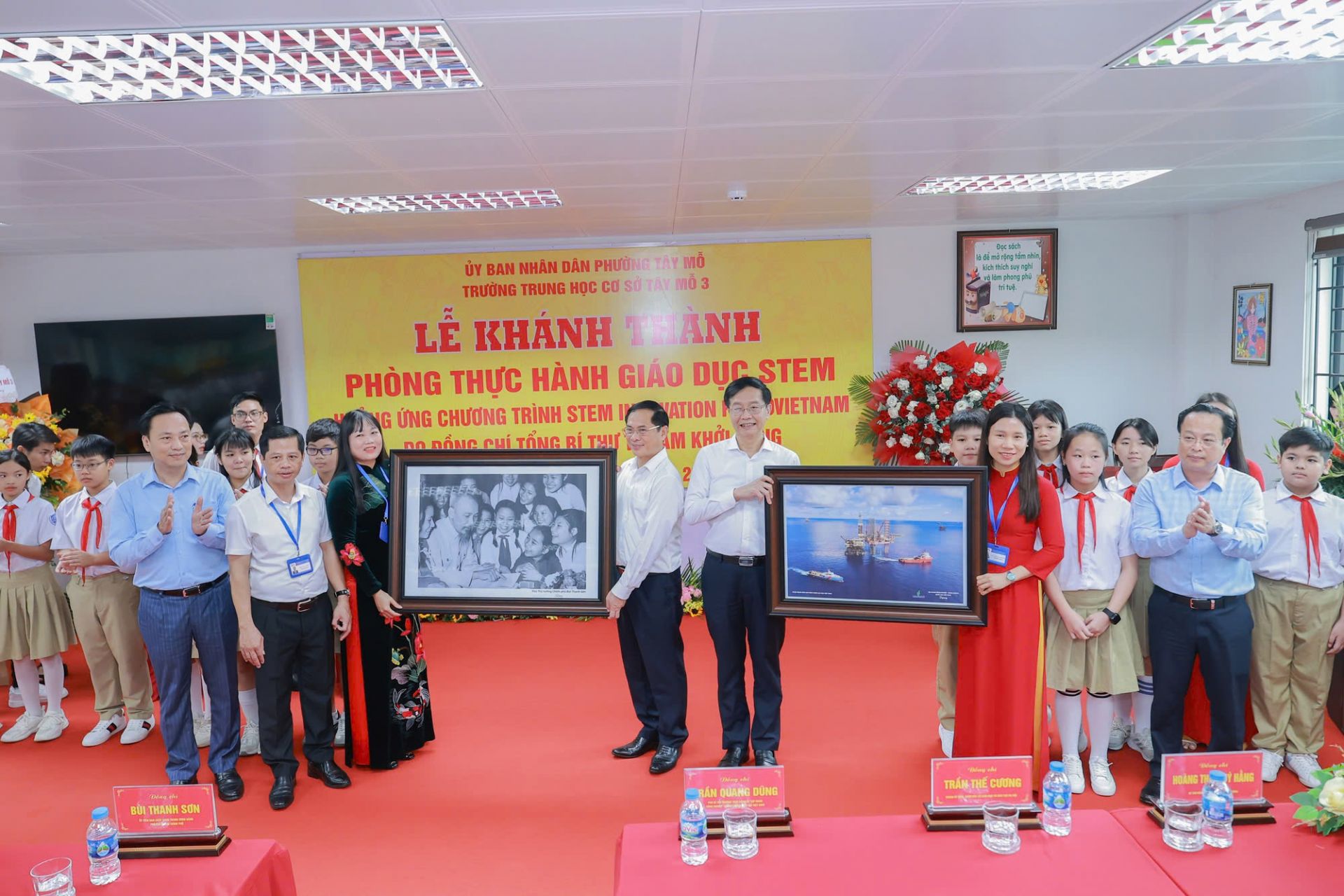 Phó Thủ tướng Bùi Thanh Sơn tặng quà lưu niệm cho cô và trò trường THCS Tây Mỗ 3