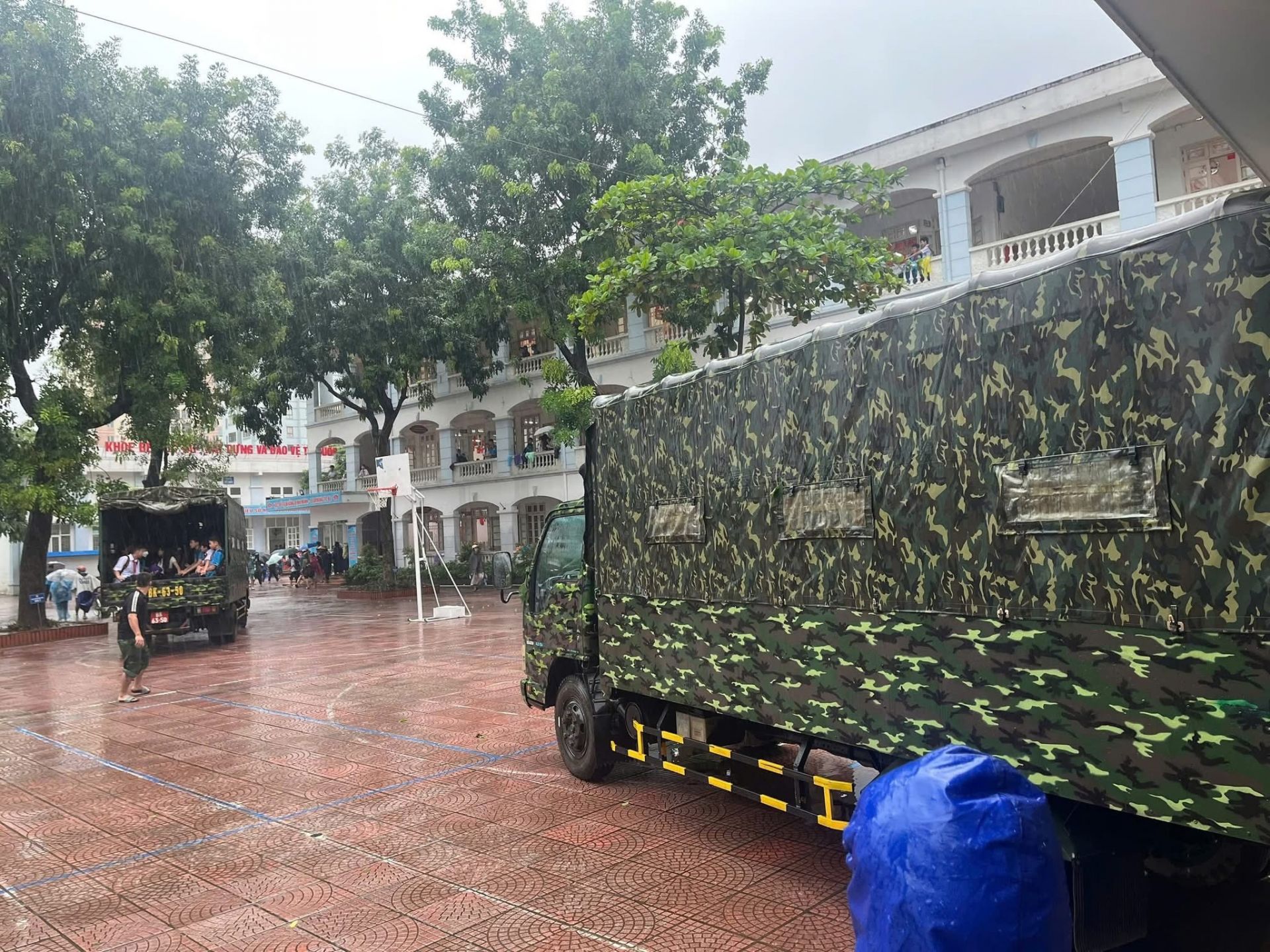 Xe quân đội đón học sinh tại trường Tiểu học Cổ Nhuế 2A.