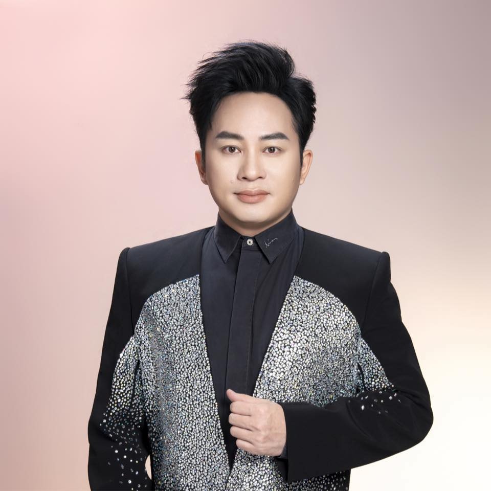 Ca sĩ Tùng Dương gửi tiền cứu trợ đến 5 tỉnh thành chịu thiệt hại do mưa bão.