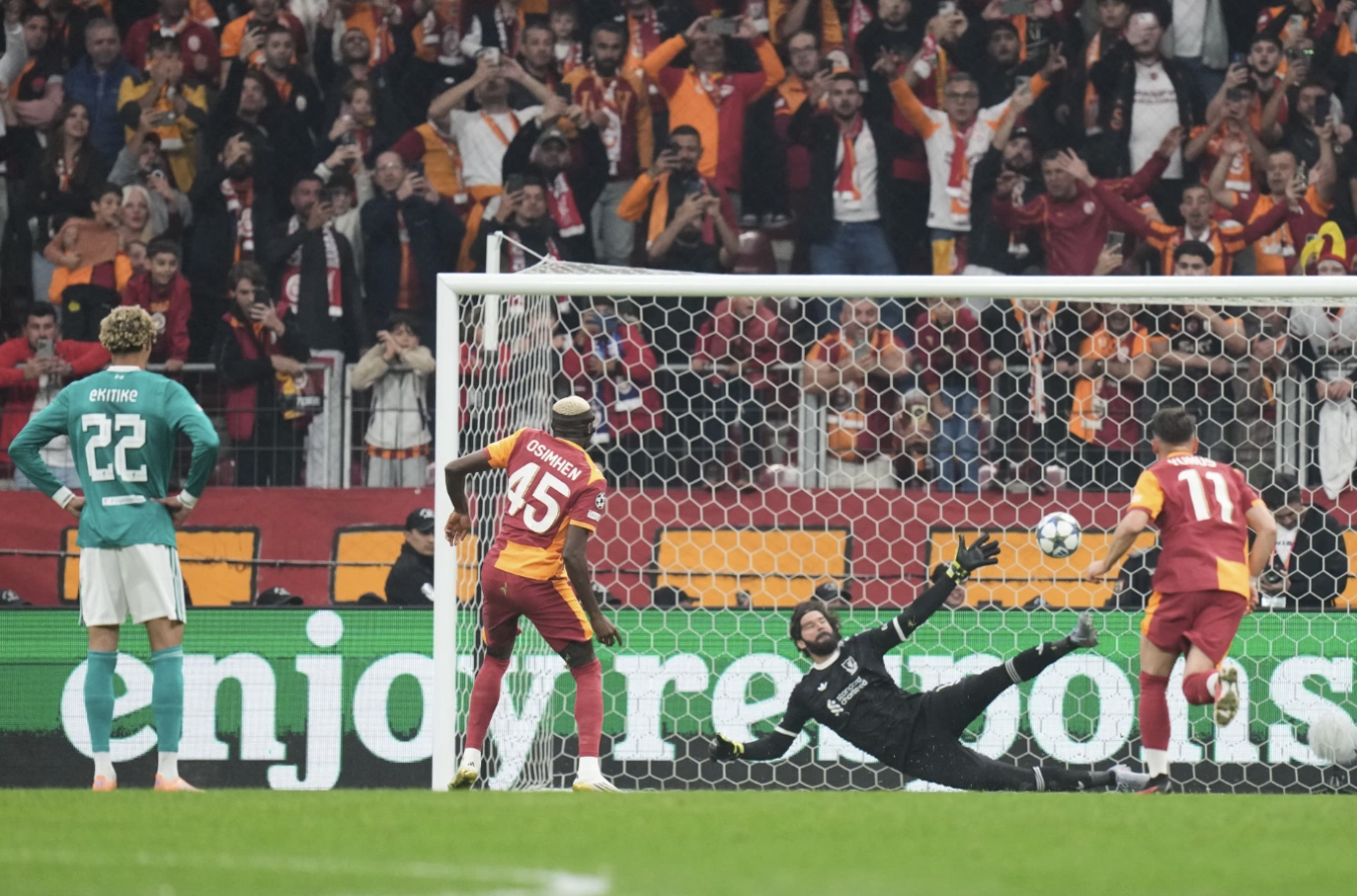 Victor Osimhen đá phạt đền vào giữa khung thành của Liverpool. 
