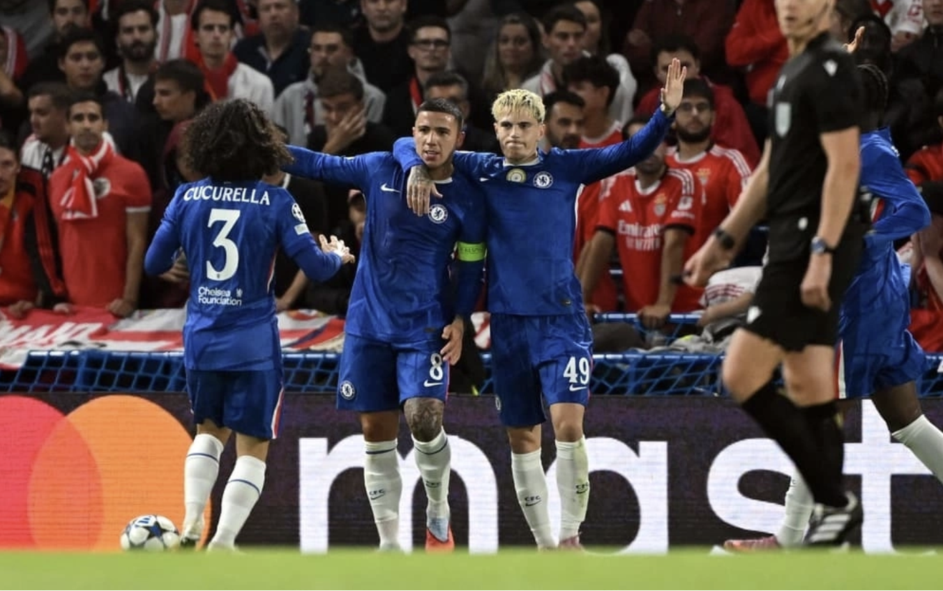 Các cầu thủ Chelsea mừng bàn mở tỷ số.