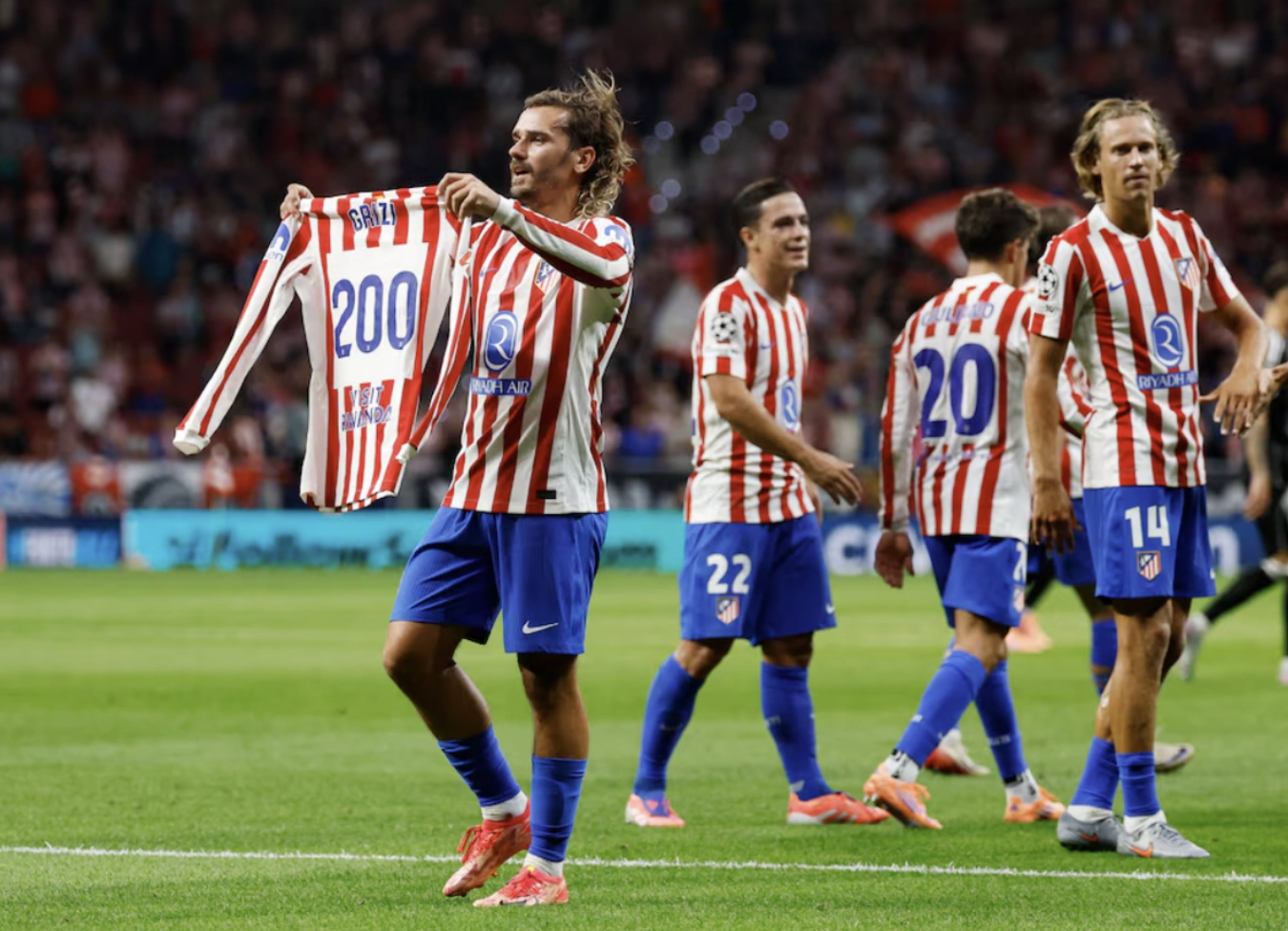 Antoine Griezmann mừng bàn thứ 200 cho Atletico.