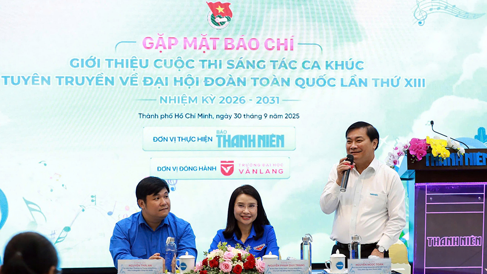 Nhà báo Nguyễn Ngọc Toàn, Phó Chủ tịch Hội Liên hiệp Thanh niên Việt Nam, Tổng Biên tập Báo Thanh Niên thay mặt Ban Tổ chức giới thiệu Cuộc thi Sáng tác ca khúc tuyên truyền Đại hội Đoàn toàn quốc lần thứ XIII.