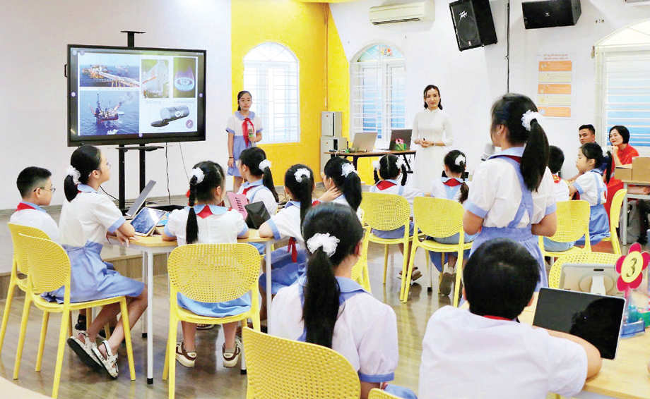 Các bạn học sinh lớp 5A5, trường Tiểu học Đinh Tiên Hoàng
(phường Hồng Bàng, TP. Hải Phòng) trải nghiệm tiết học
“Thiên nhiên Việt Nam” tại phòng học thông minh.