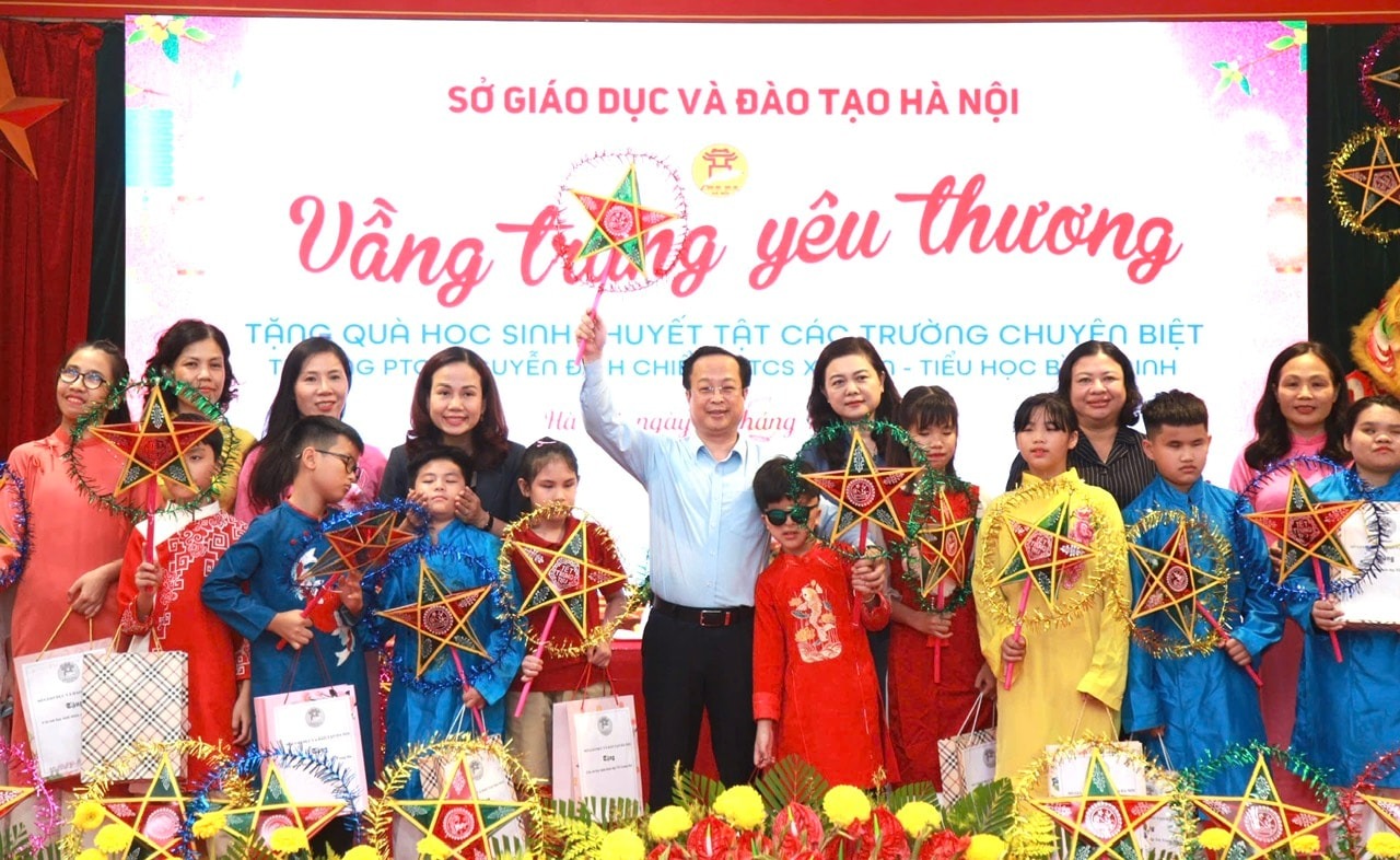 Lãnh đạo ngành GD&ĐT Hà Nội chung vui với học sinh.