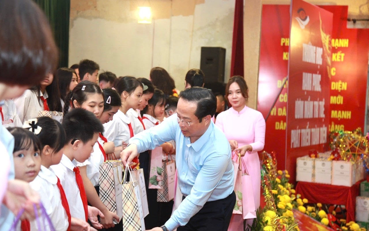 Lãnh đạo ngành GD&ĐT Hà Nội chung vui với học sinh.