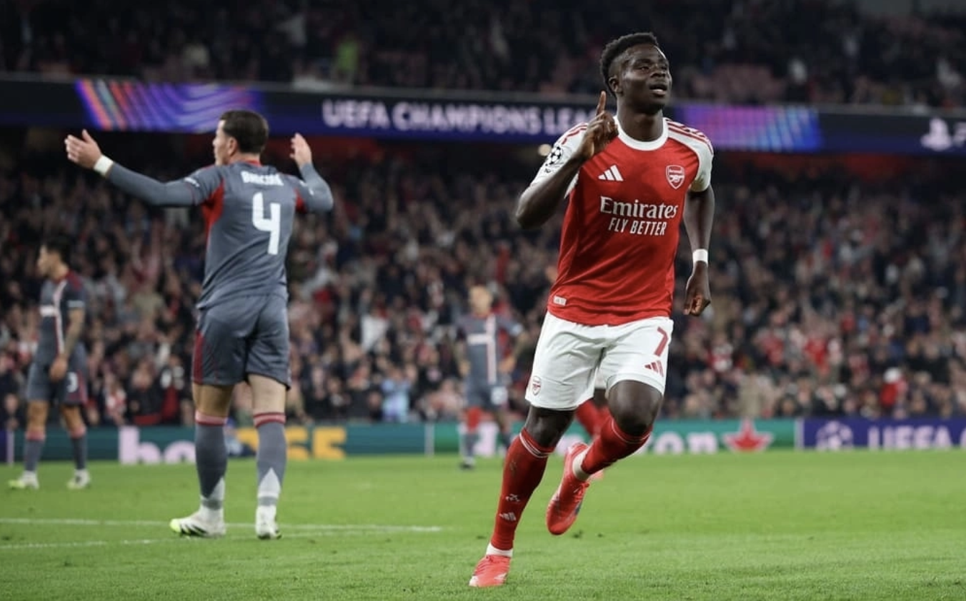 Saka ăn mừng bàn ấn định chiến thắng 2-0. Saka ăn mừng bàn ấn định chiến thắng 2-0.