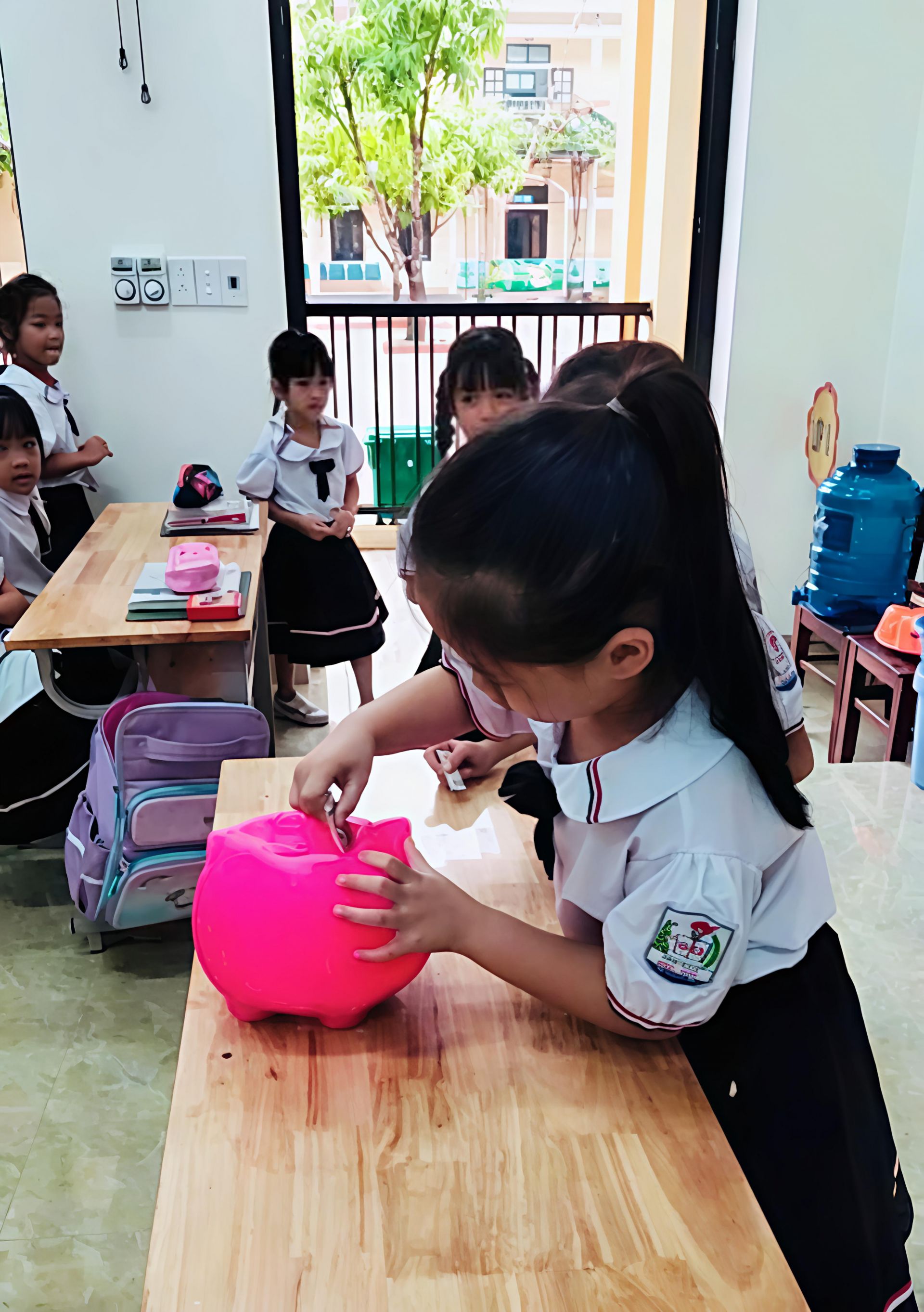 nhiều em đã dành tiền tiết kiệm mua thêm báo nhiều em đã dành tiền tiết kiệm mua thêm báo