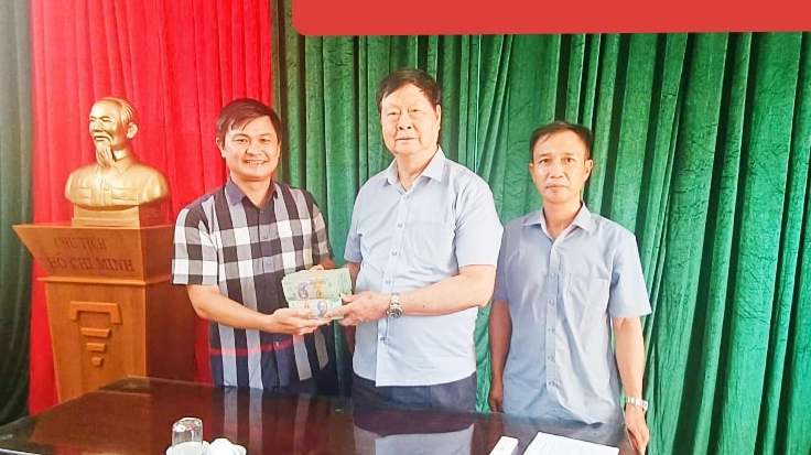 Thầy Khương Văn Hưng trao ủng hộ đến Phó Chủ tịch UBND xã Quỹ Nhất Hà Văn An.