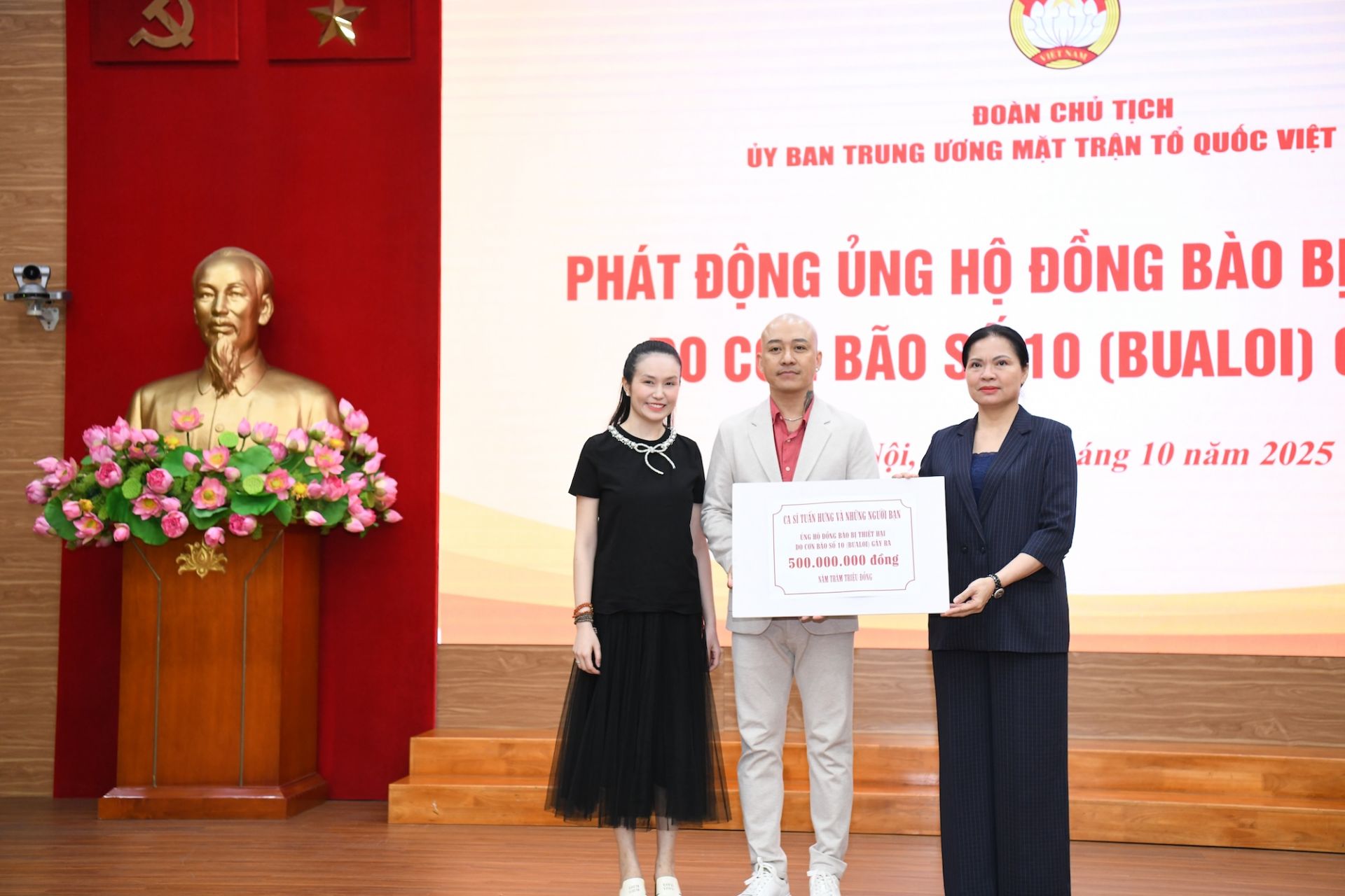 Vợ chồng ca sĩ Tuấn Hưng trao ủng hộ đến T.Ư MTTQ Việt Nam.