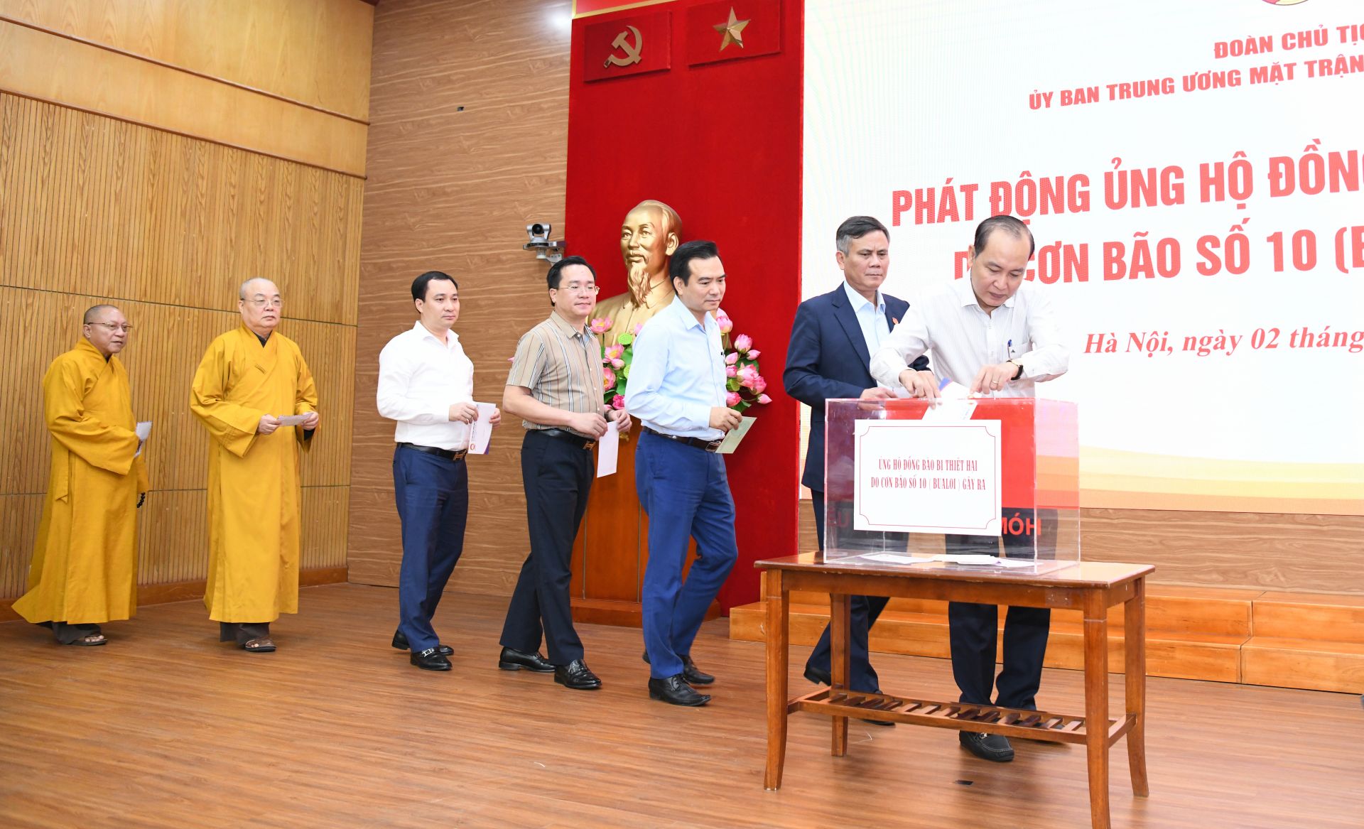 Các đại biểu quyên góp, ủng hộ tại Lễ phát động.