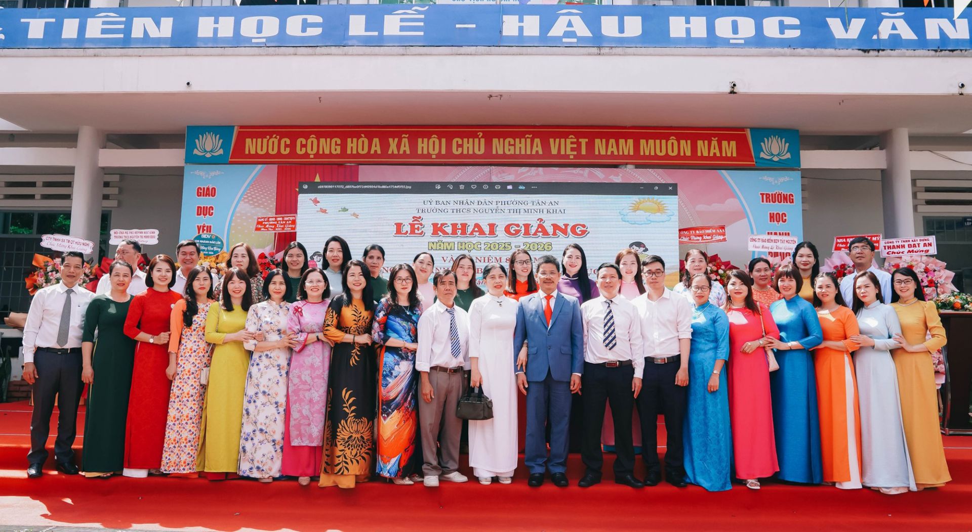 Tập thể cán bộ, giáo viên của nhà trường.