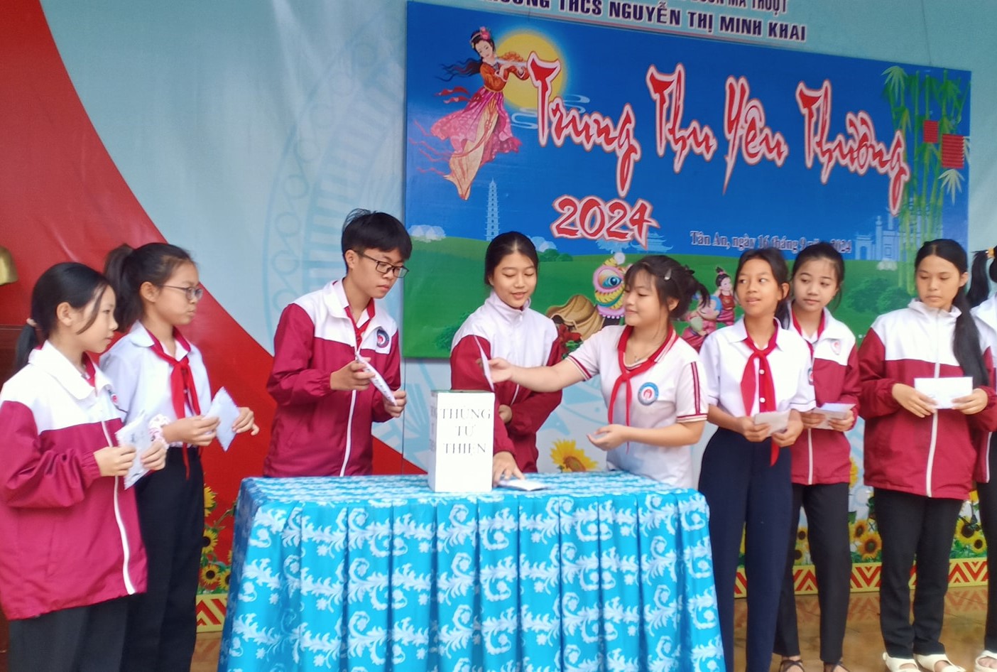 Bên cạnh là hoạt động hỗ trợ các bạn học sinh
có hoàn cảnh khó khăn.