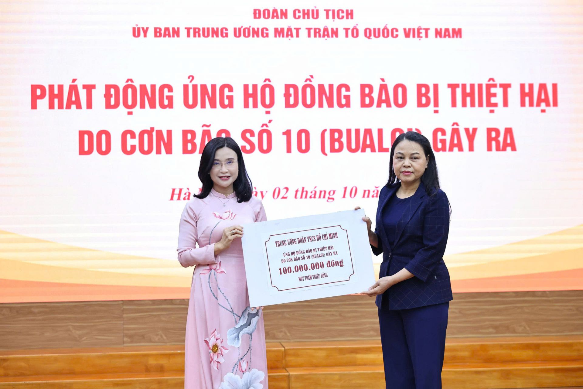 Bí thư T.Ư Đoàn Nguyễn Phạm Duy Trang, đại diện T.Ư Đoàn TNCS Hồ Chí Minh ủng hộ 100 triệu đồng.
