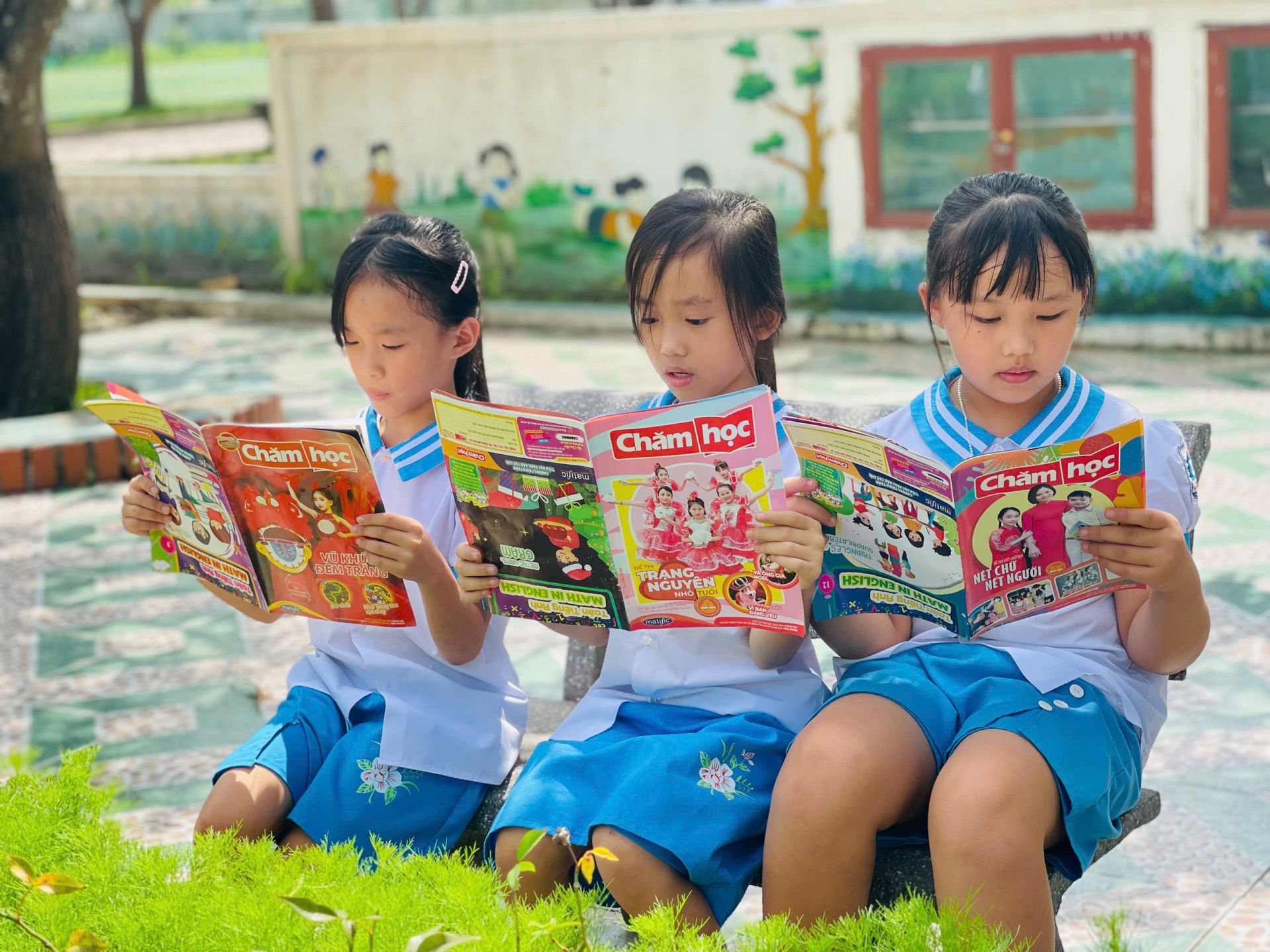 Nay học sinh trở lại trường lớp, trong đồ áo đồng phục gọn gàng, các em lại mang theo nụ cười rạng rỡ