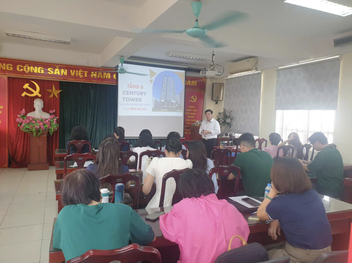 Cán bộ, giáo viên trường THCS Nguyễn Tri Phương tham gia lắng nghe buổi tuyên truyền.