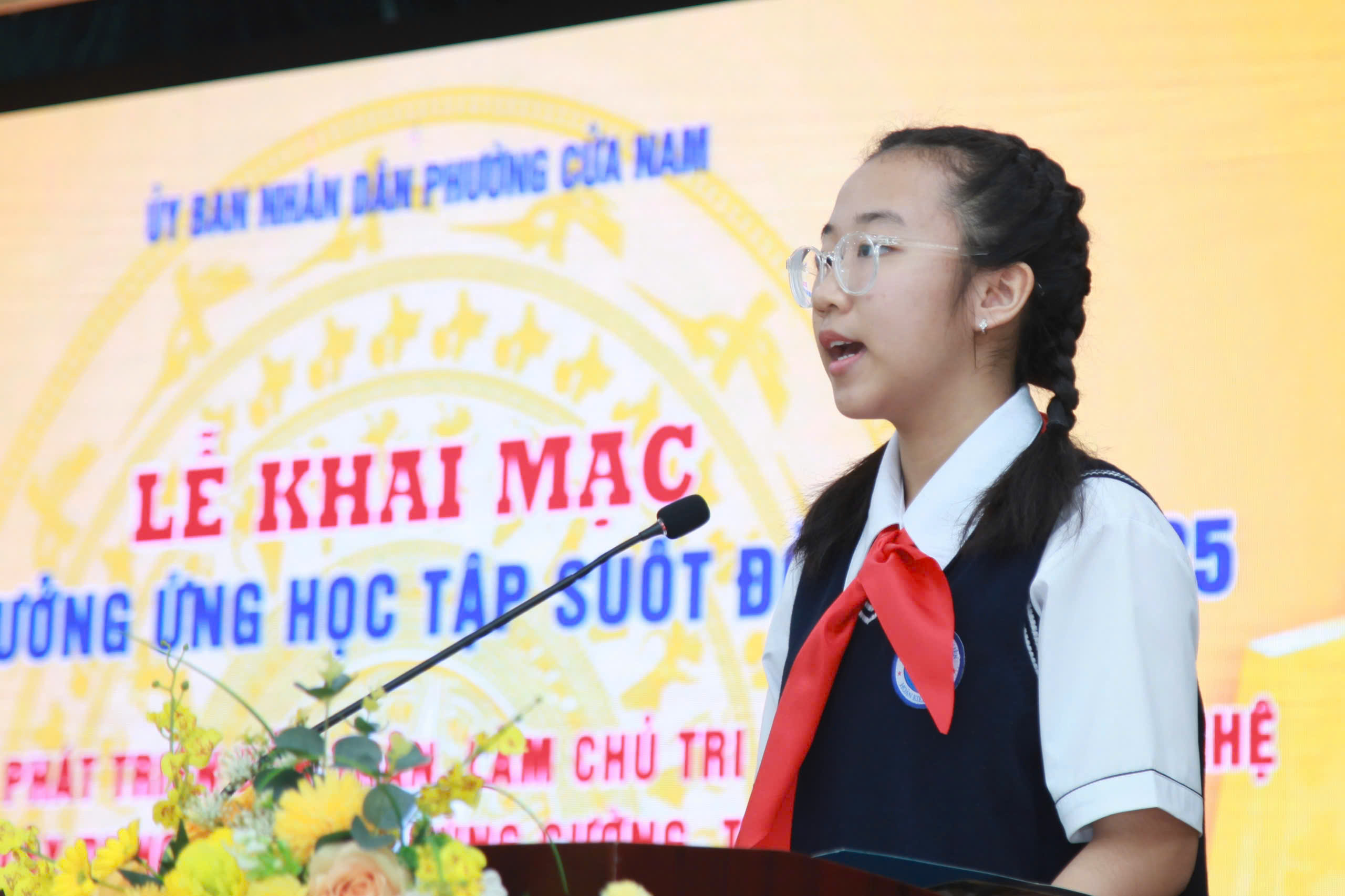 Nguyễn Anh Thy, học sinh lớp 8E1 trường THCS Ngô Sĩ Liên phát biểu hưởng ứng.