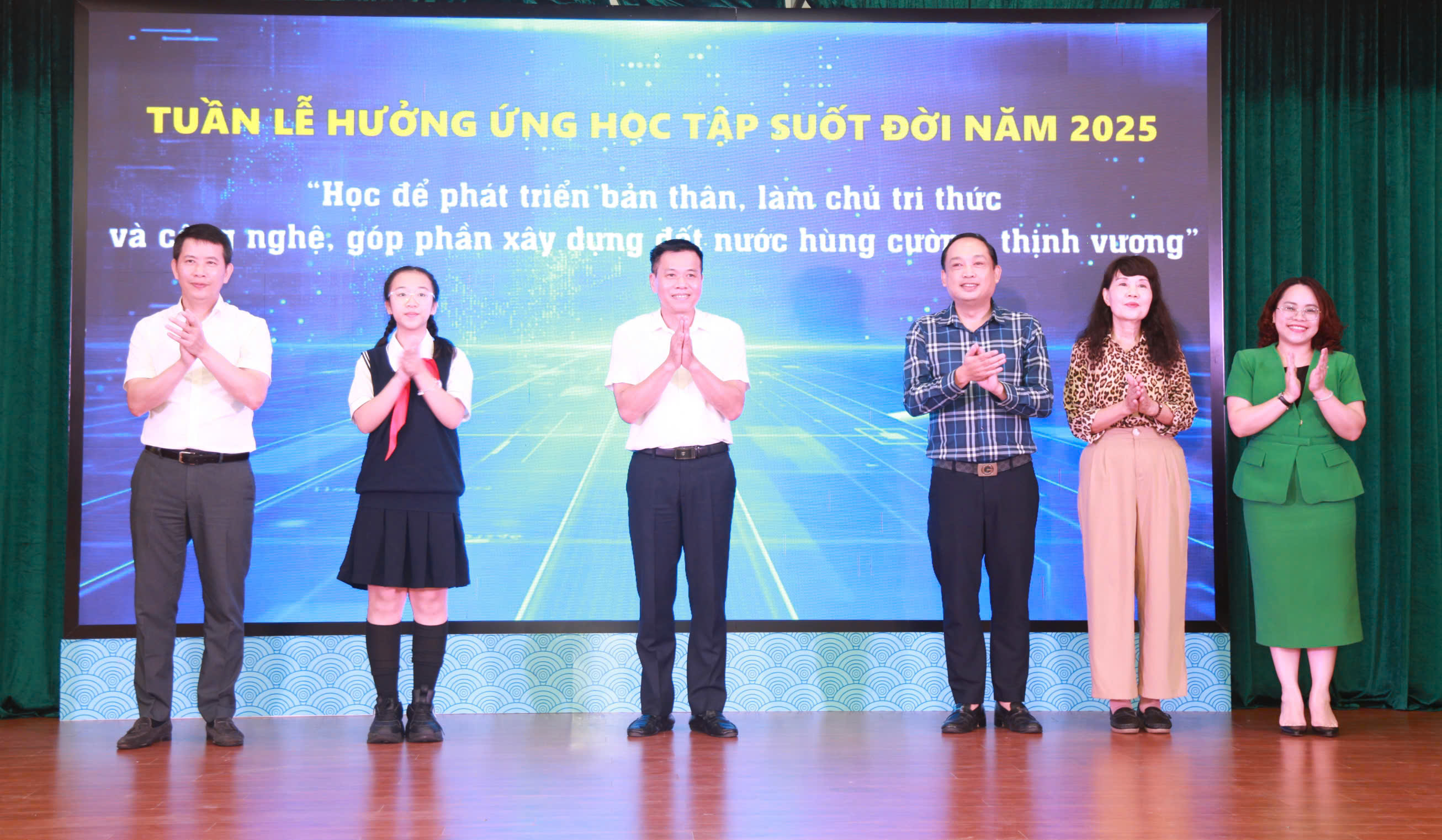 Các đại biểu thực hiện nghi thức khai mạc Tuần lễ hưởng ứng học tập suốt đời năm 2025.