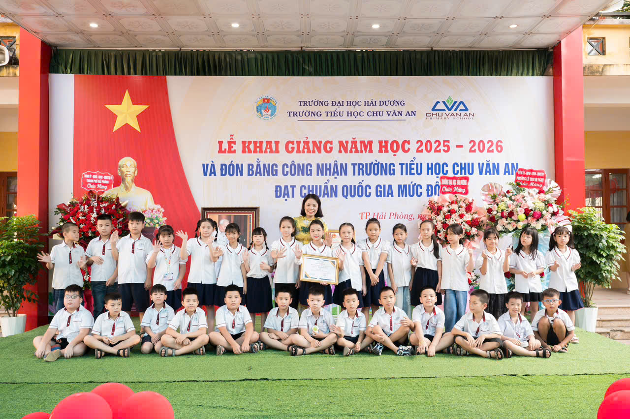 Minh Giang nhận Giấy khen của trường Tiểu học Chu Văn An.
