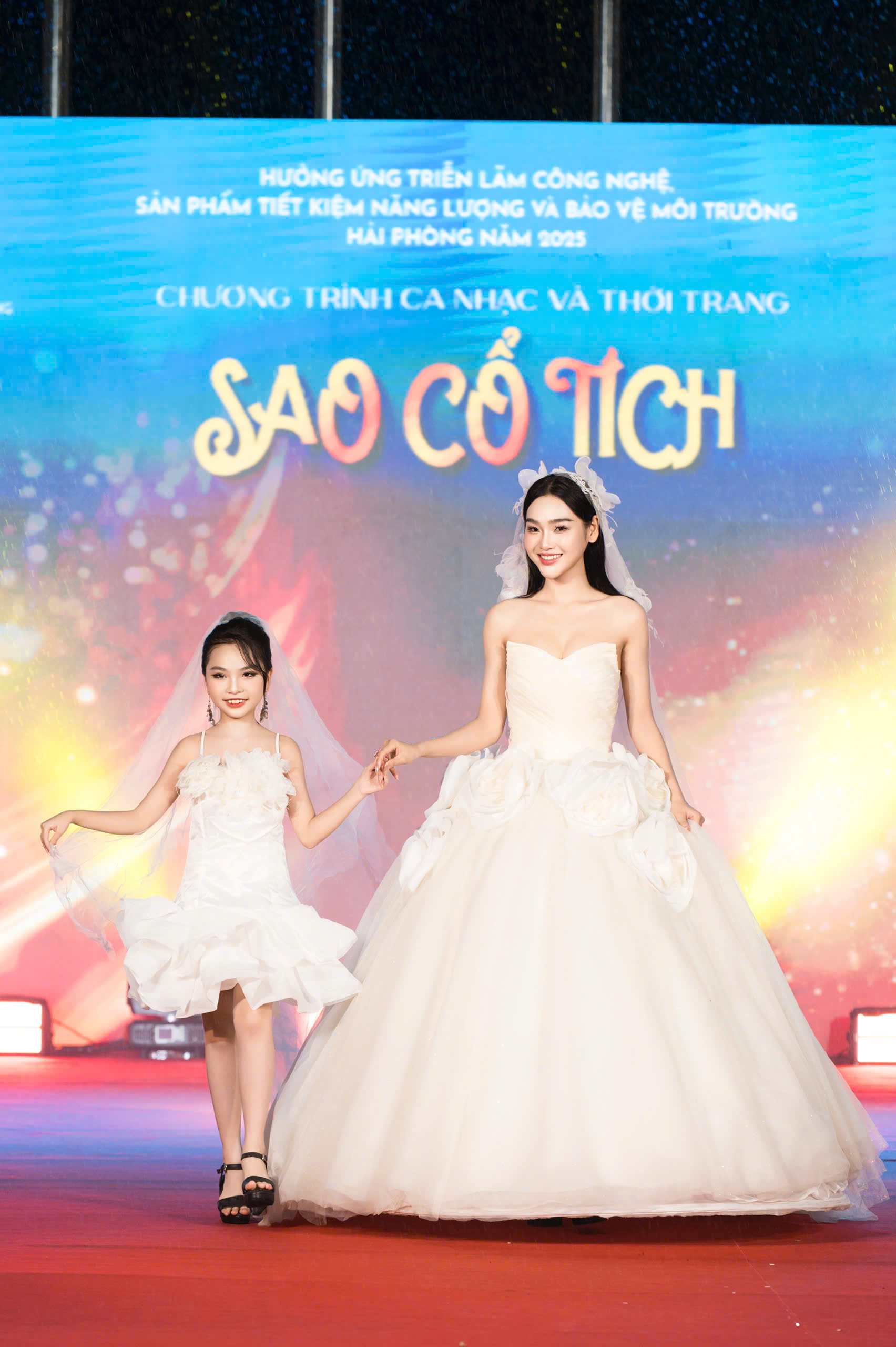 Minh Giang tích cực tham gia vào các hoạt động nghệ thuật.