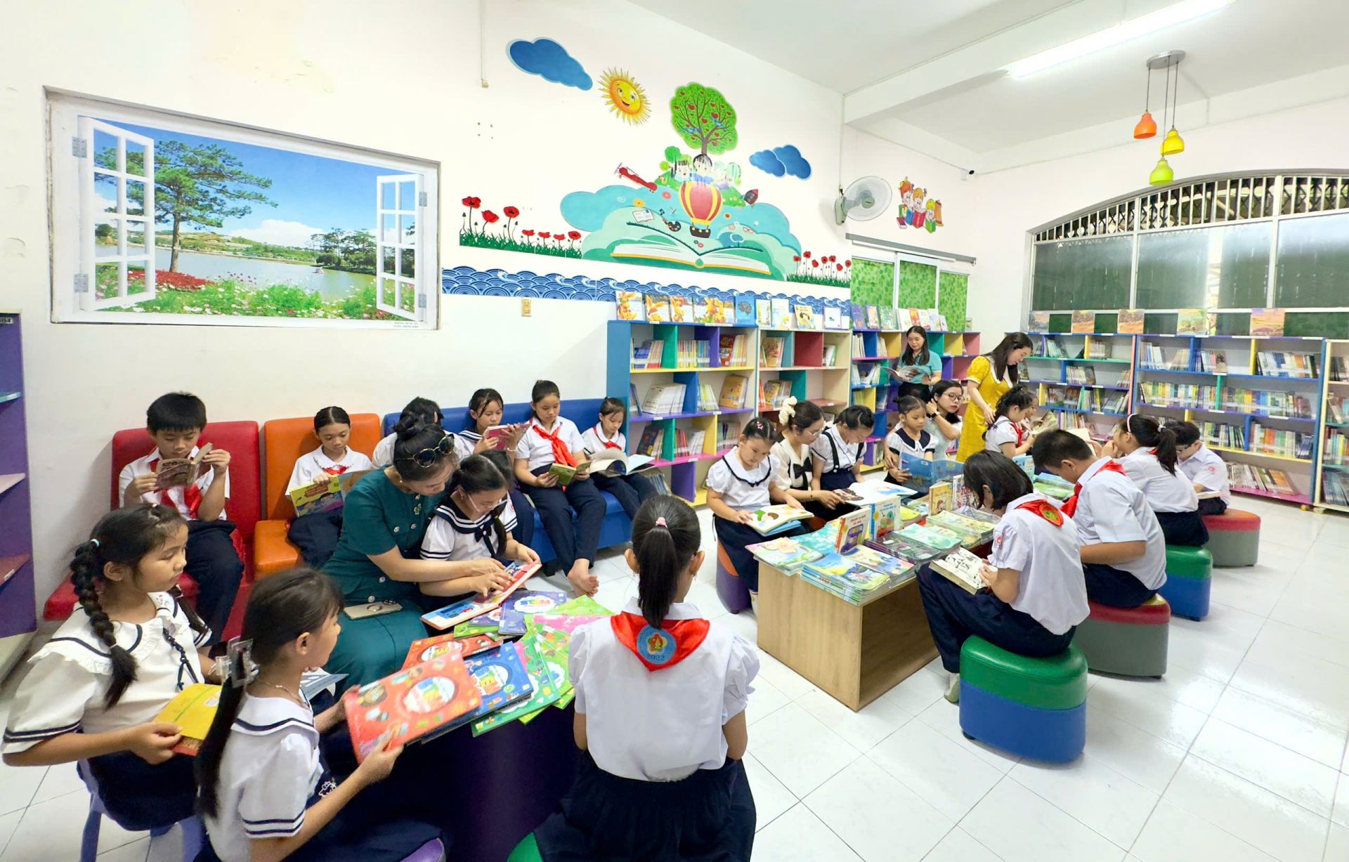 Đọc sách tại thư viện là một trải nghiệm rất thú vị.