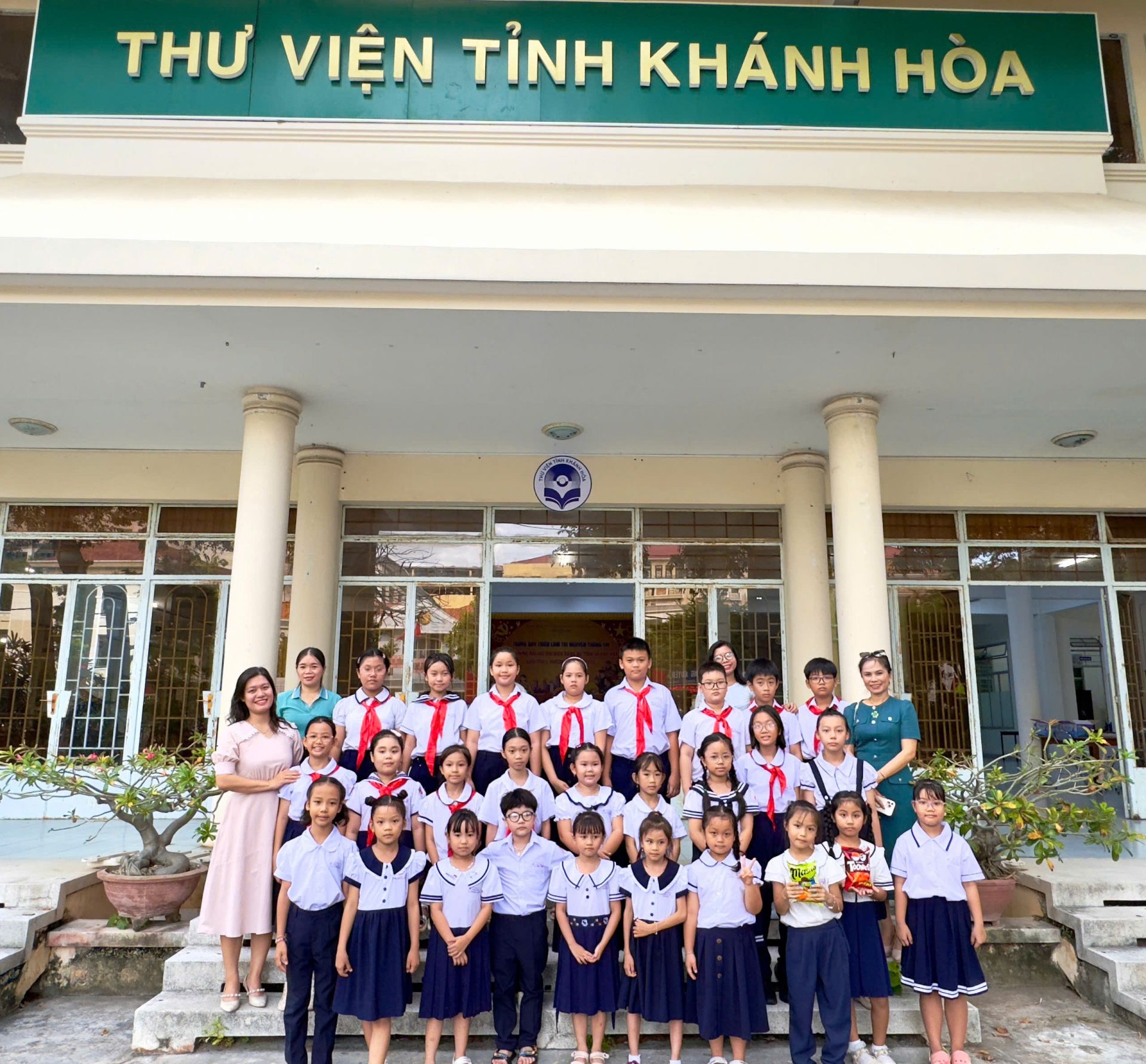 Cô và trò cùng chụp ảnh lưu niệm tại Thư viện tỉnh Khánh Hòa.