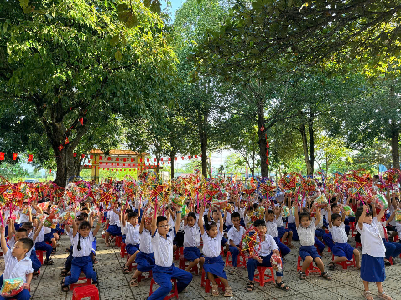 Các em thiếu nhi của trường