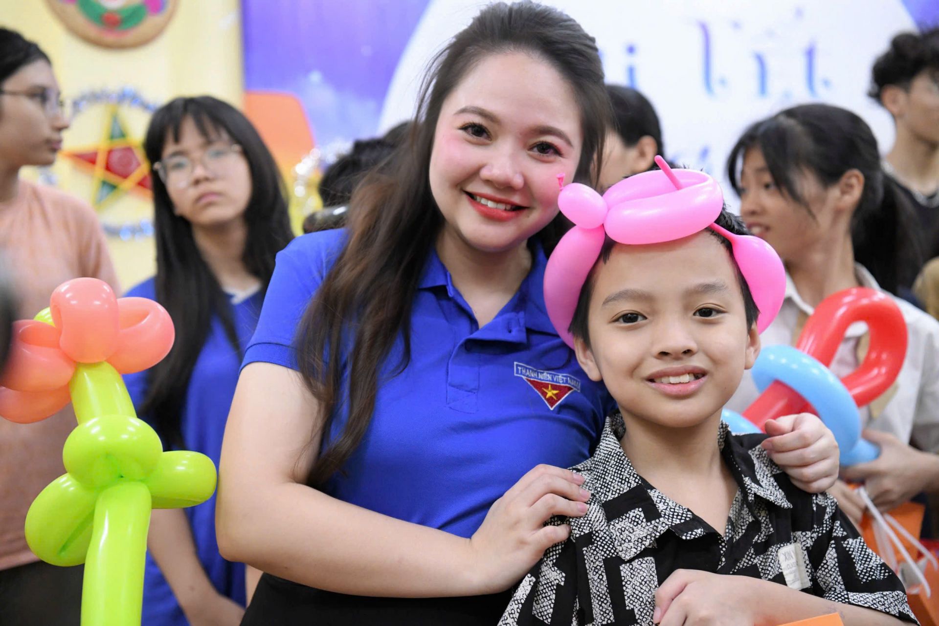 Đoàn phường Đống Đa trao quà cho các em thiếu nhi trường