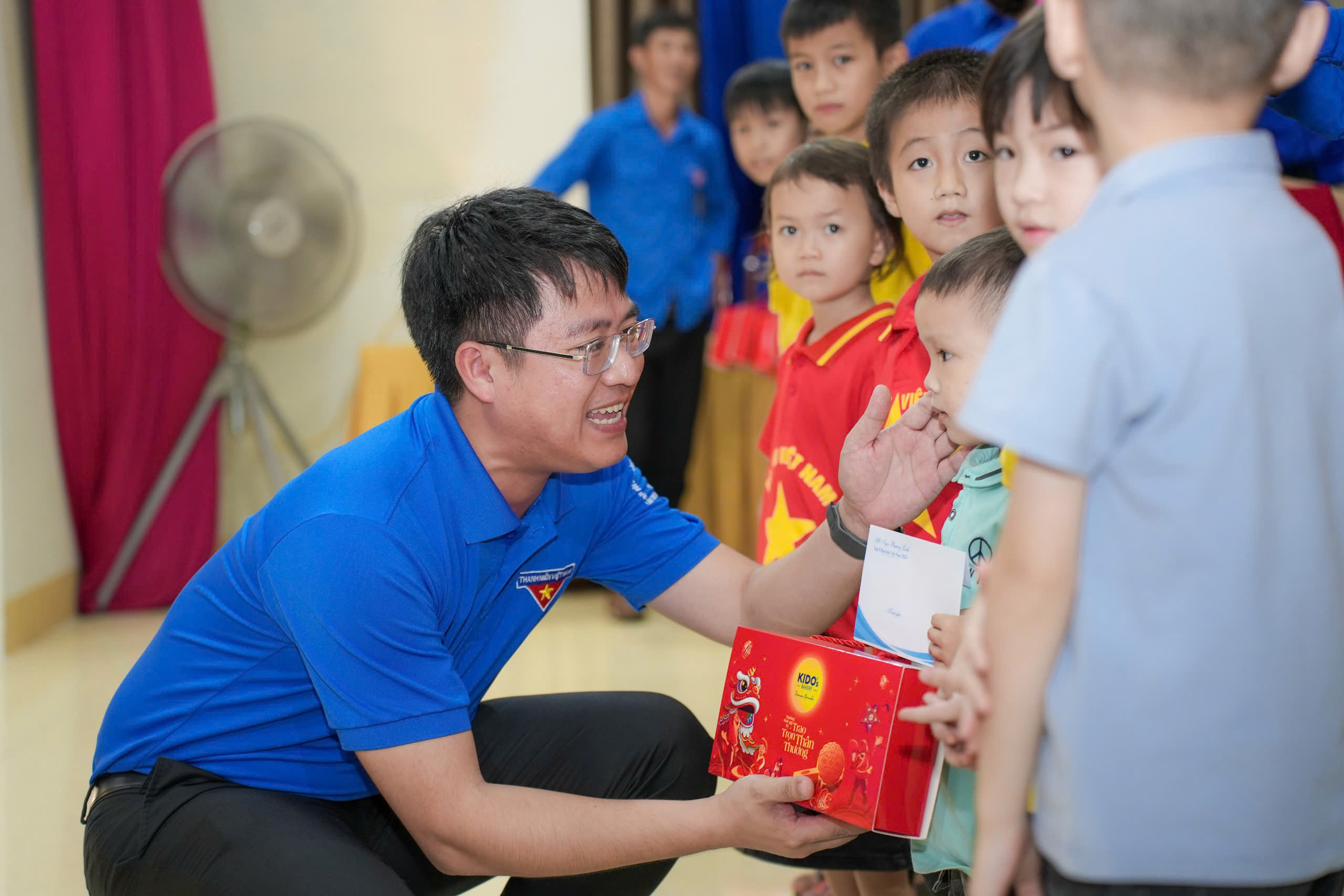 Đồng chí Nguyễn Viết Hải Đăng - Phó Bí thư Tỉnh đoàn trao quà cho các em Đồng chí Nguyễn Viết Hải Đăng - Phó Bí thư Tỉnh đoàn trao quà cho các em