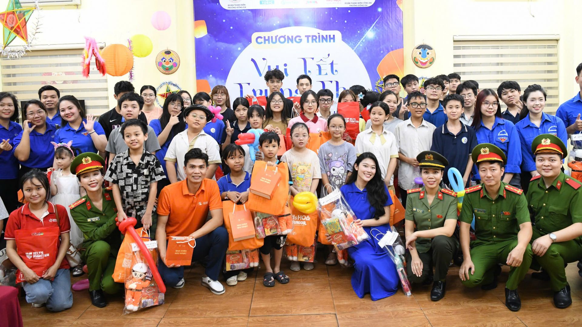 Các bạn thiếu nhi đều nhận được quà từ anh chị đoàn viên.