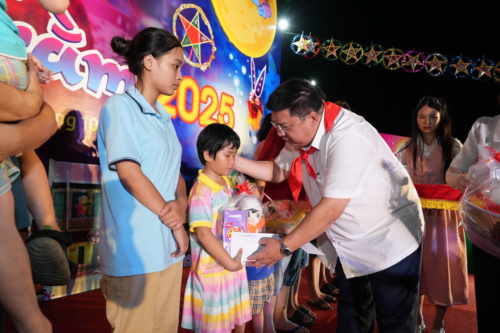 Trao quà Trung thu cho các em thiếu nhi.