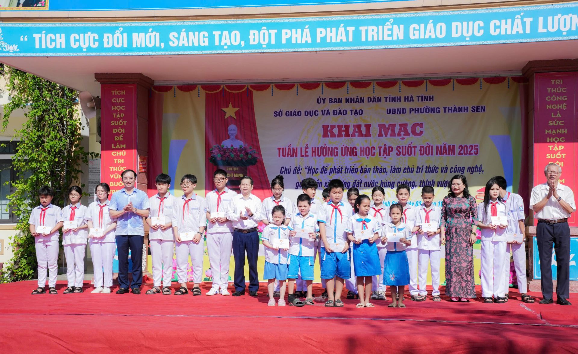 Nhiều phần quà được trao tặng cho các em học sinh có hoàn cảnh khó khăn, vươn lên trong học tập