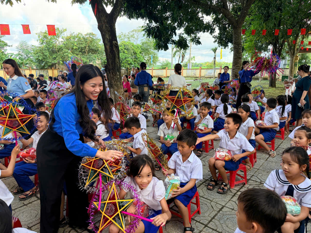 Các anh, chị Tỉnh đoàn Quảng Trị trao bánh kẹo cho thiếu nhi phá cỗ Trung thu.