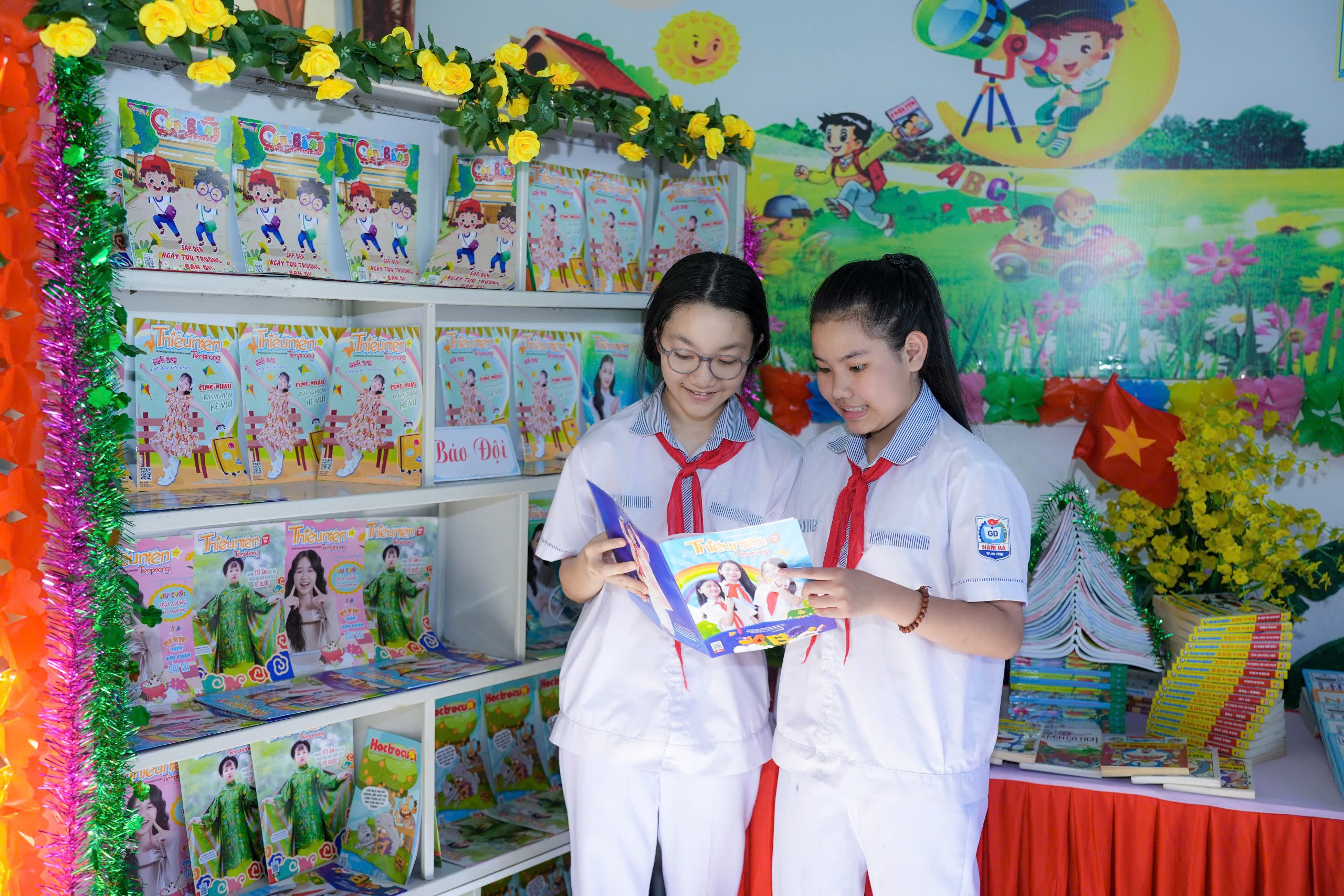 Các bạn học sinh rất thích thú với các ấn phẩm của báo Đội