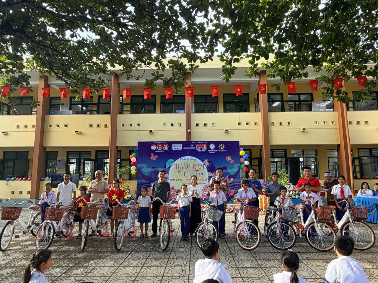 Những phần học bổng, quà thiết thực được trao cho các em thiếu nhi.