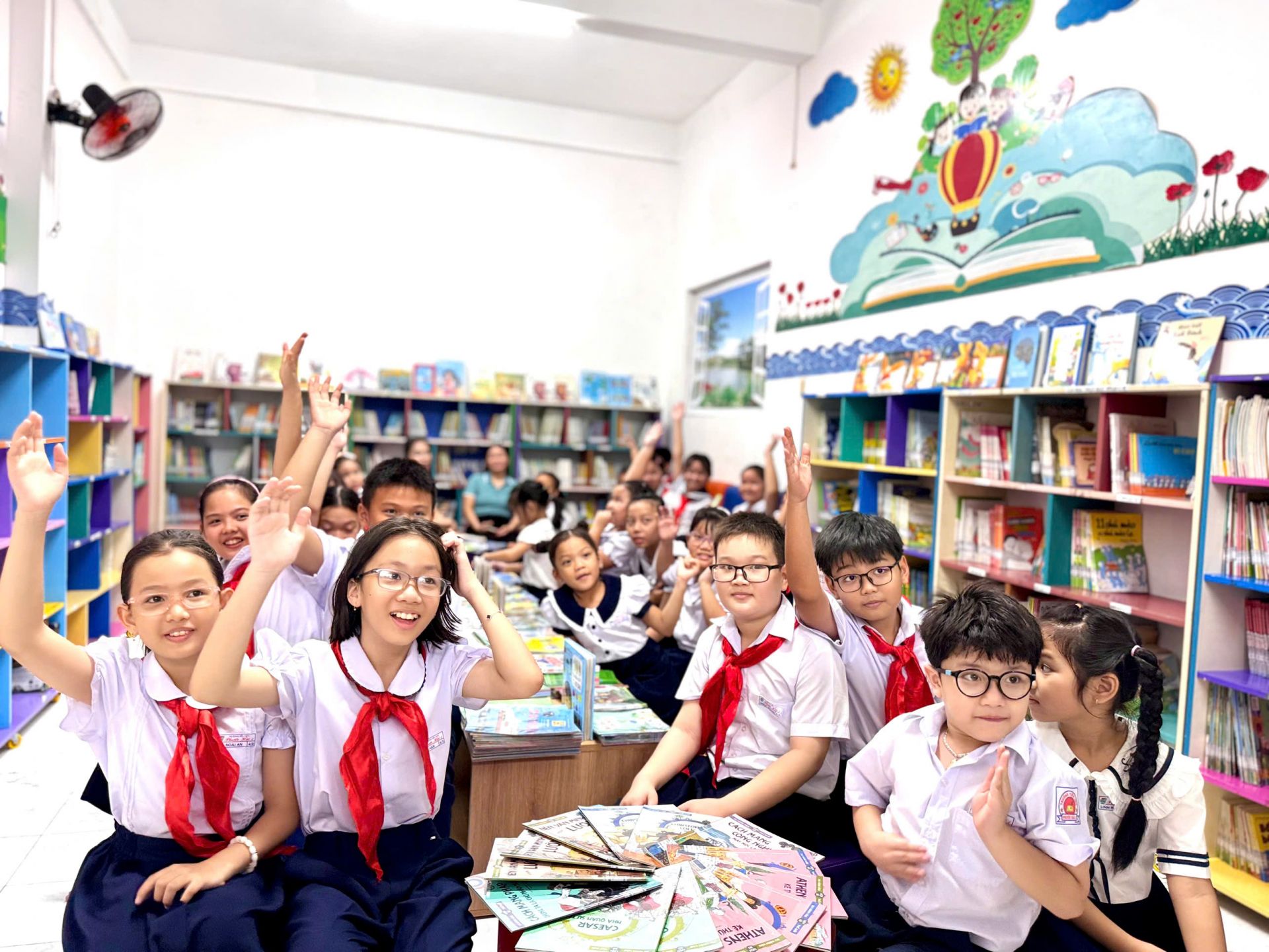 Học sinh giơ tay trả lời các câu hỏi để nhận phần thưởng.