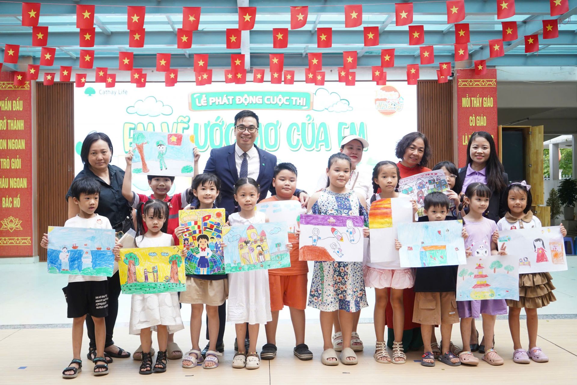 Đại diện Ban Tổ chức trao quà và chụp ảnh lưu niệm cùng các “họa sĩ nhí”. Đại diện Ban Tổ chức trao quà và chụp ảnh lưu niệm cùng các “họa sĩ nhí”.