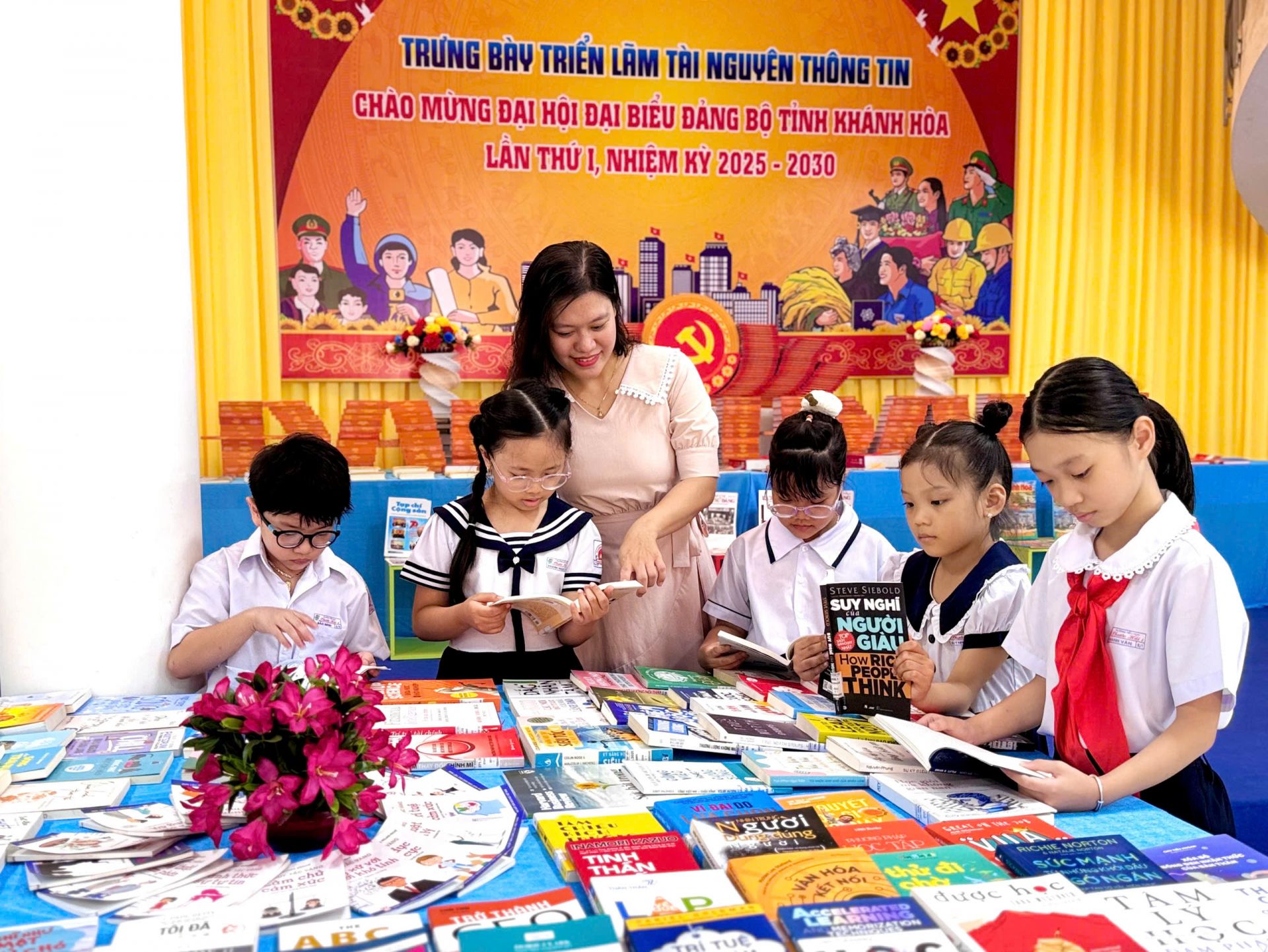 Học trò trường Phước Hải 1 khám phá không gian đọc sách tại Thư viện Khánh Hòa.