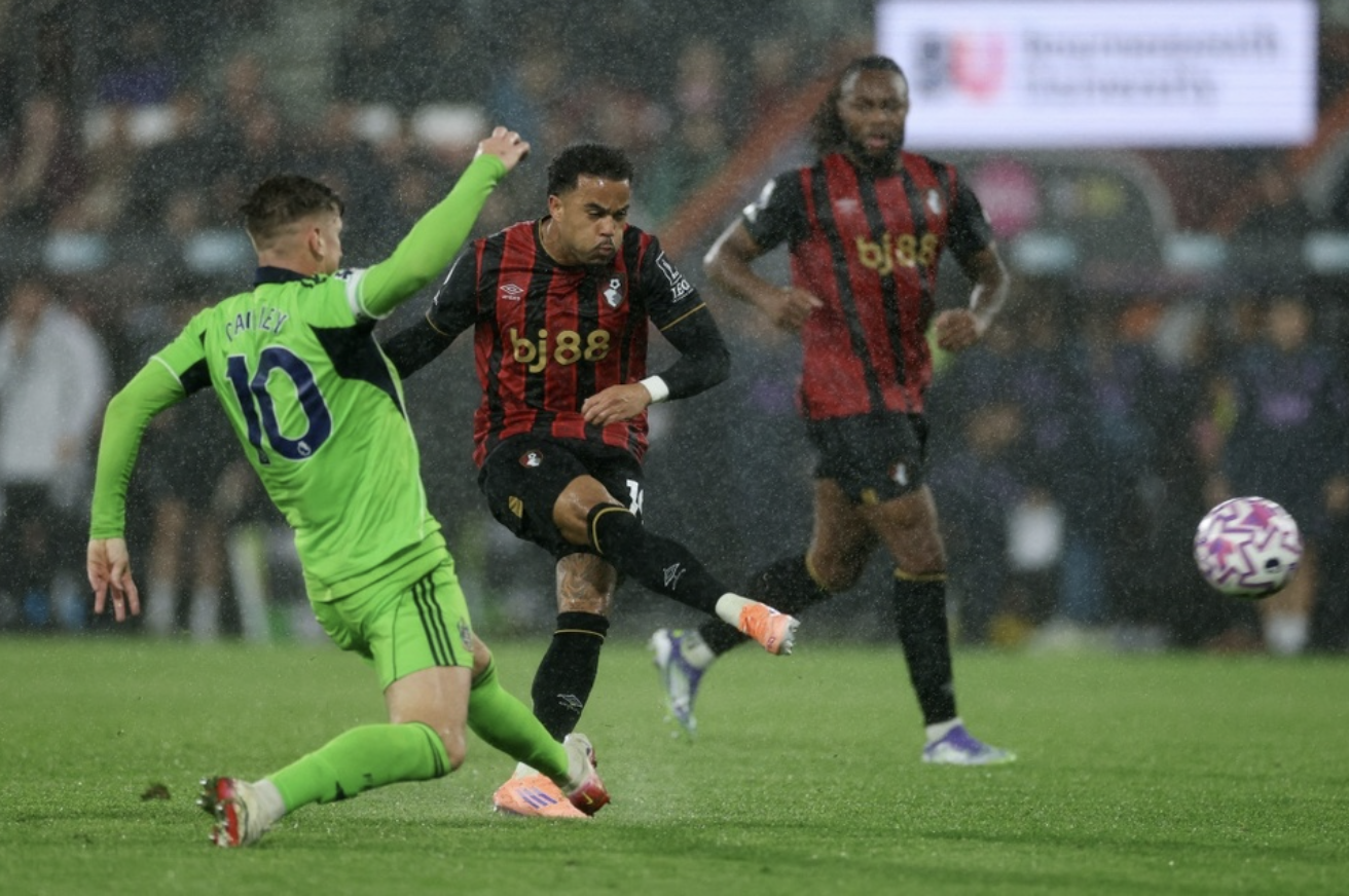 Justin Kluivert ghi siêu phẩm trong chiến thắng 3-1 của Bournemouth trước Fulham.