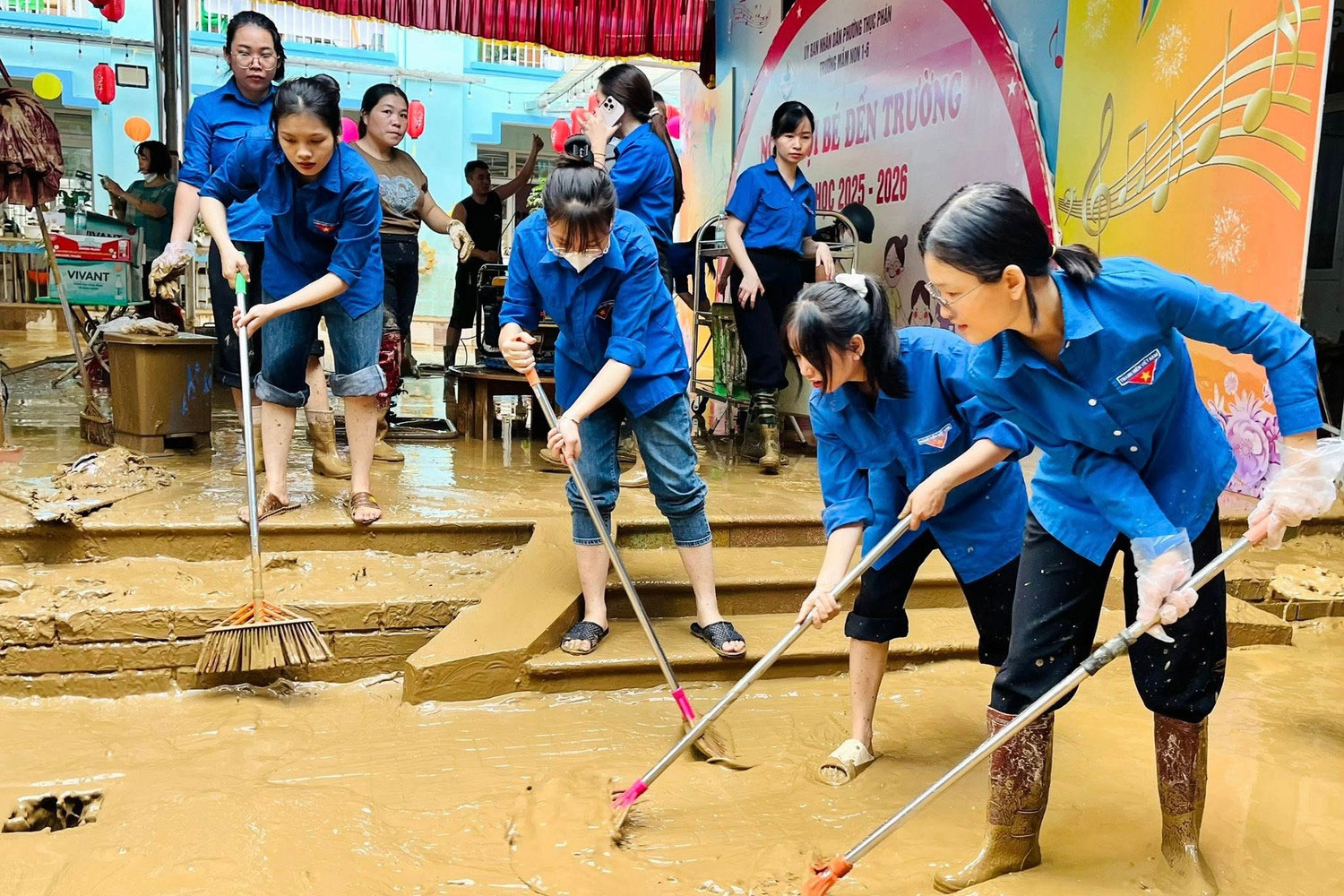 Lực lượng đoàn viên thanh niên khẩn trương hỗ trợ người dân khắc phục hậu quả sau bão lũ.