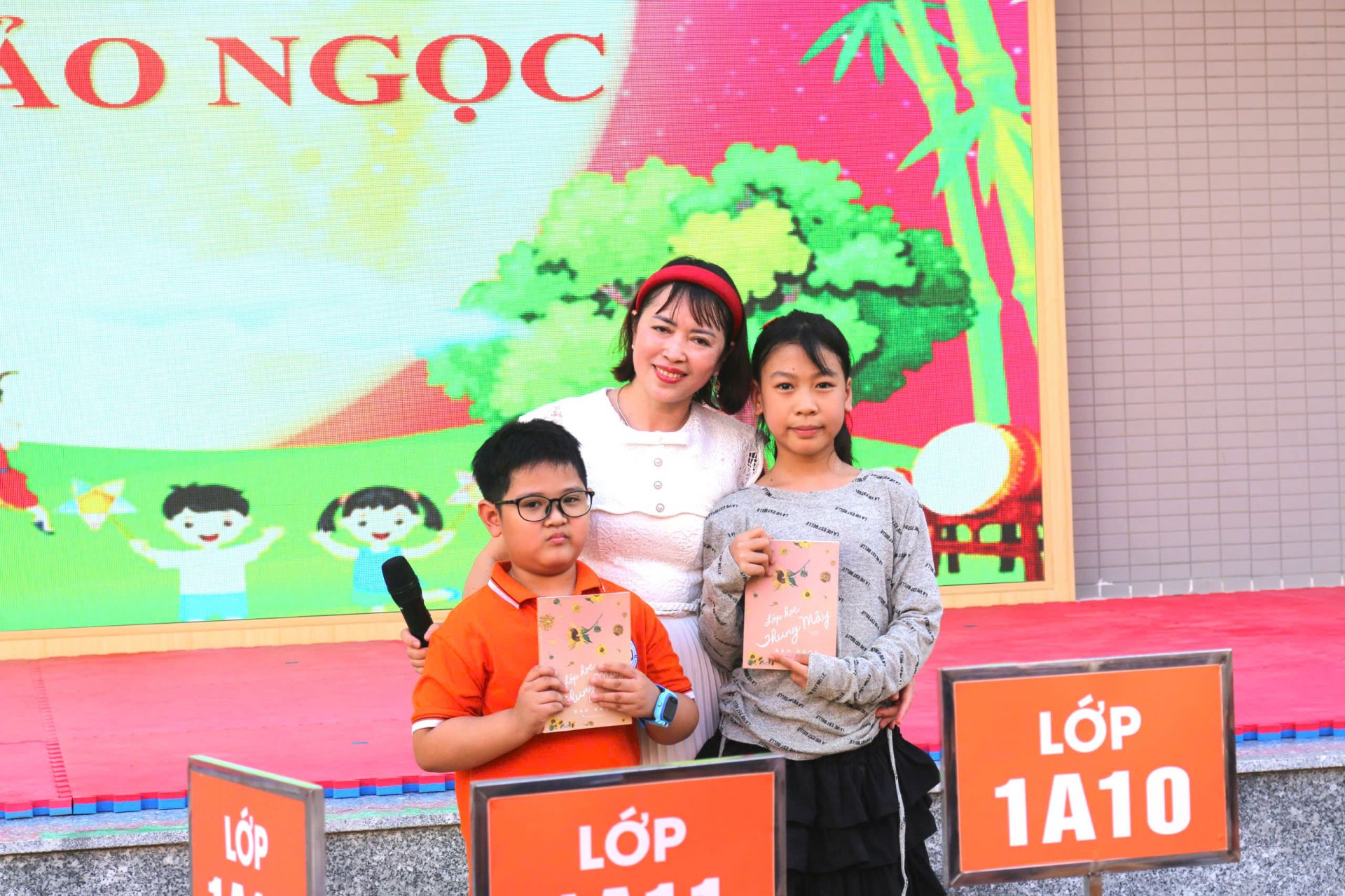 Các bạn nhỏ vô cùng háo hức khi được gặp gỡ và trò chuyện cùng Nhà thơ Bảo Ngọc.